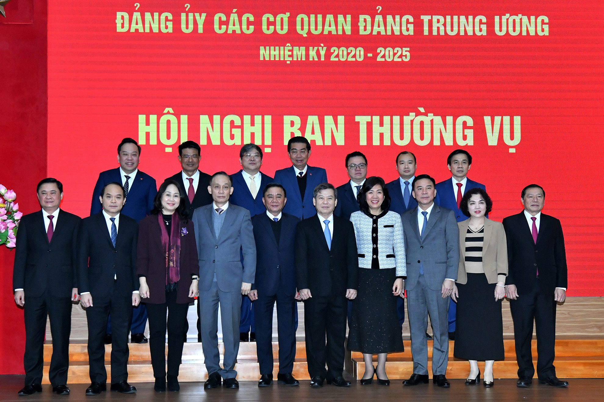 Đồng chí Trần Cẩm Tú, Ủy viên Bộ Chính trị, Thường trực Ban Bí thư, Bí thư Đảng ủy các cơ quan Đảng Trung ương và các đồng chí Ban thường vụ Đảng ủy các cơ quan Đảng Trung ương dự hội nghị.