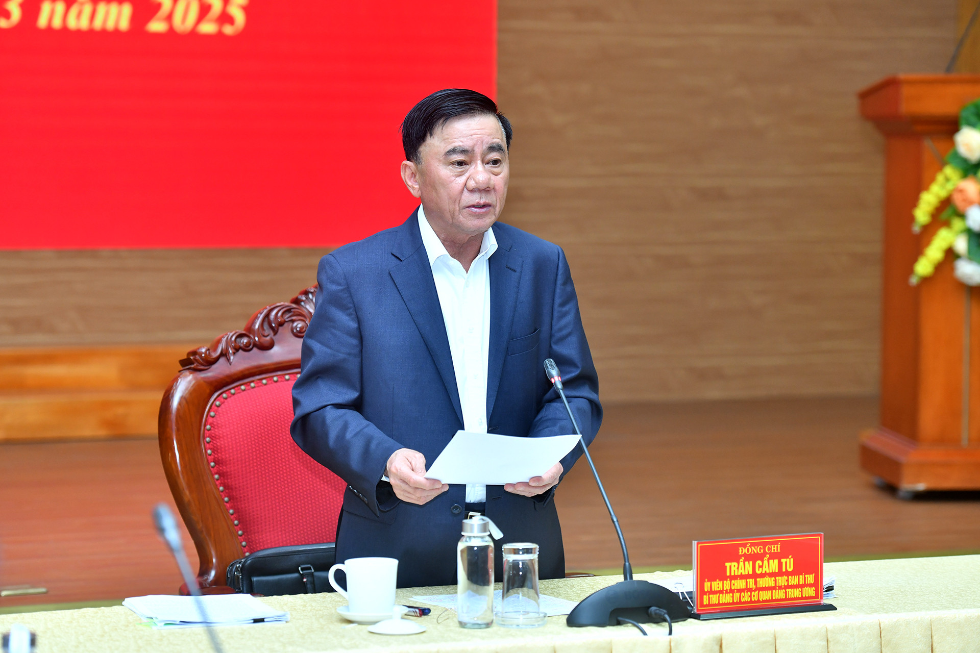 Đồng chí Trần Cẩm Tú, Ủy viên Bộ Chính trị, Thường trực Ban Bí thư, Bí thư Đảng ủy các cơ quan Đảng Trung ương phát biểu kết luận hội nghị.