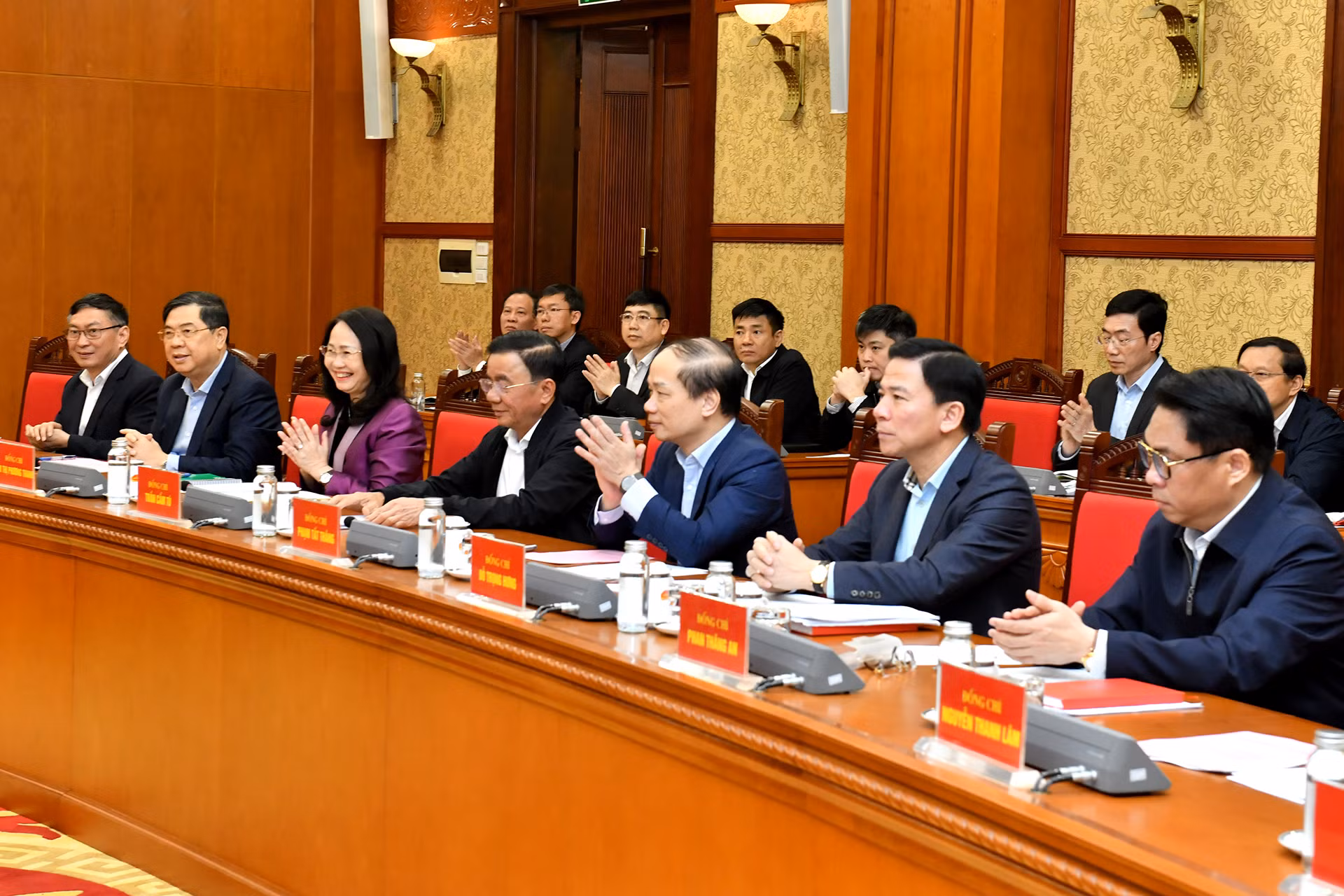 Các thành viên Tiểu ban Tổ chức phục vụ Đại hội XIV của Đảng tham dự phiên họp.