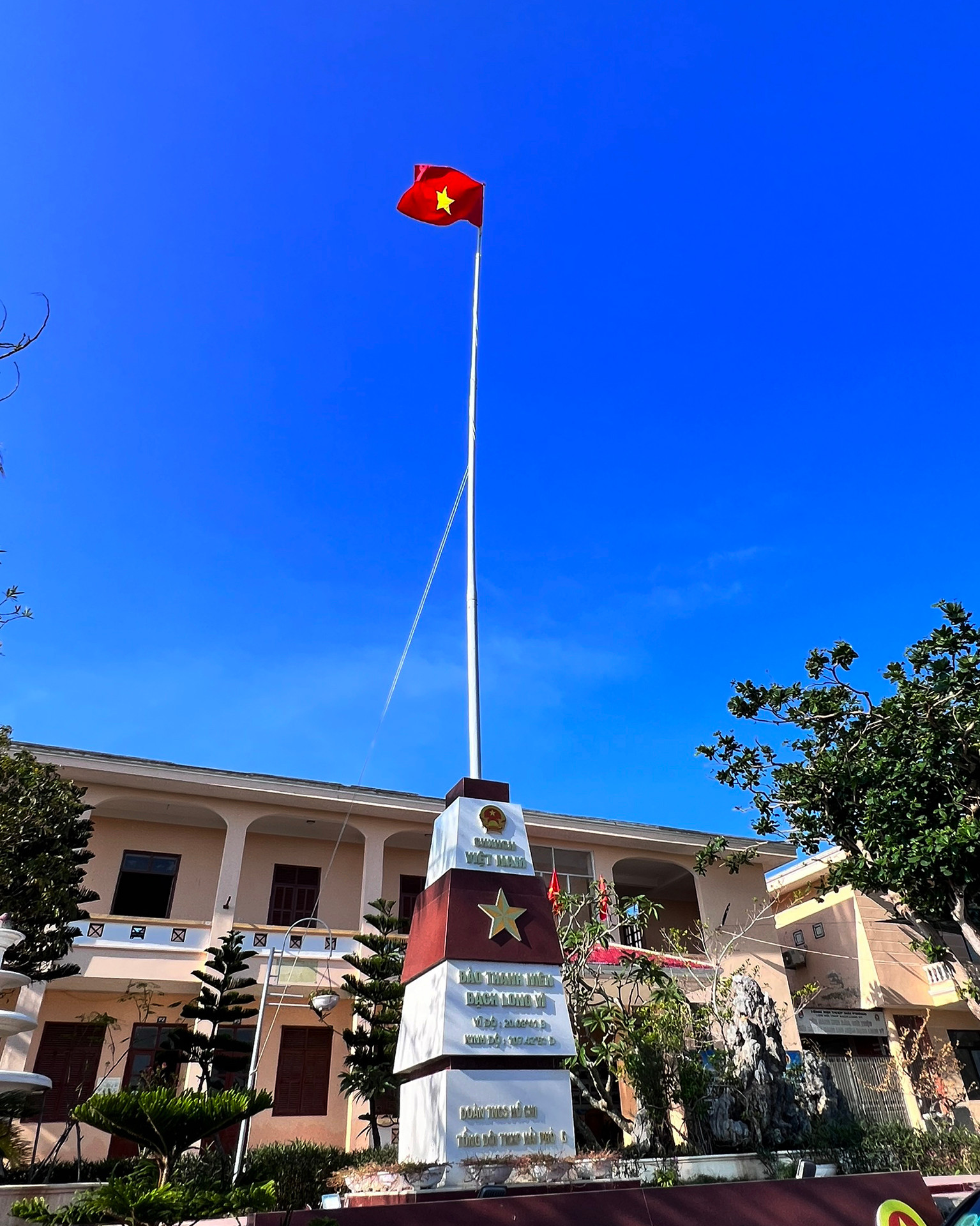 Cờ Tổ quốc tung bay trên đảo Bạch Long Vĩ.