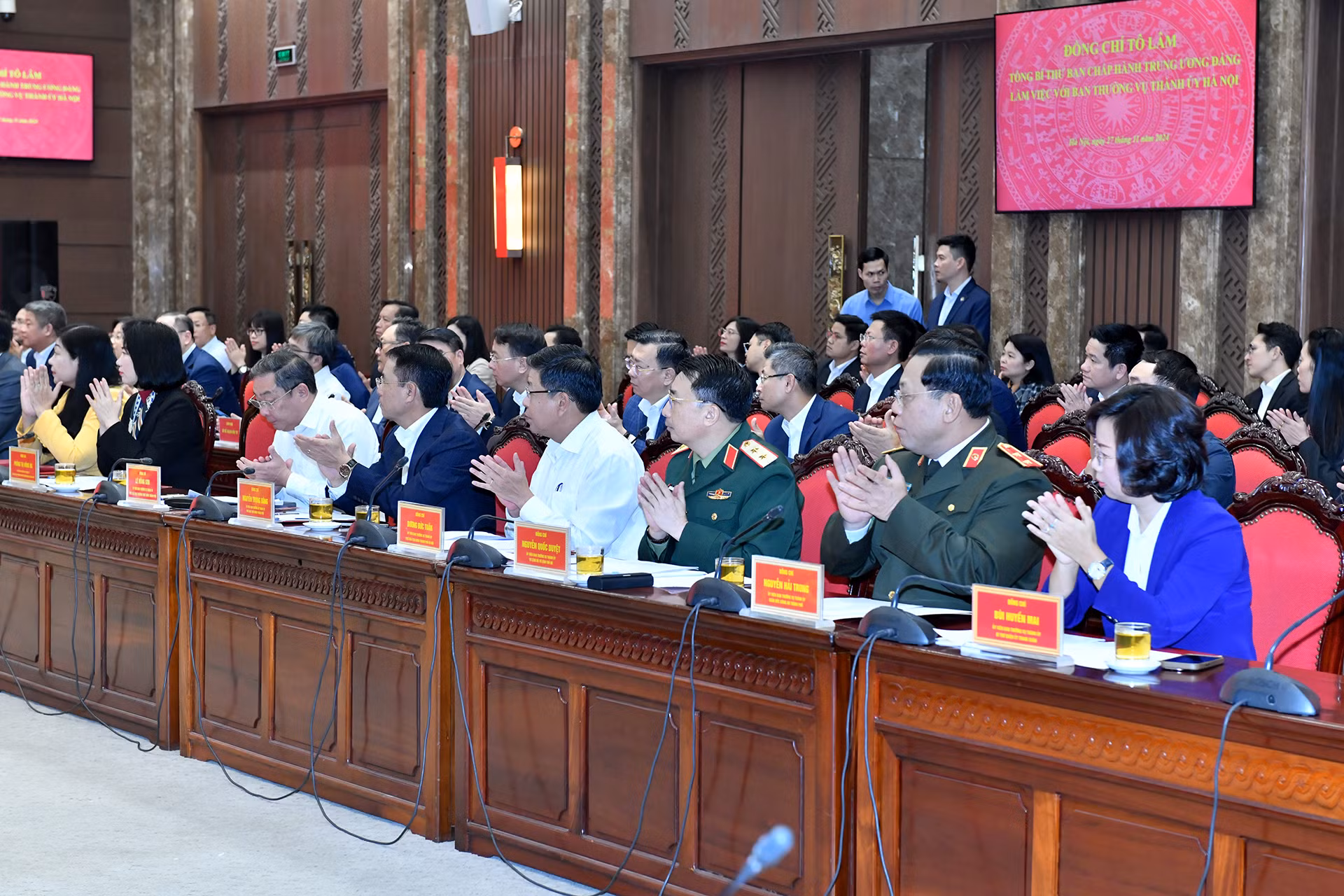 Các đại biểu tham dự buổi làm việc.