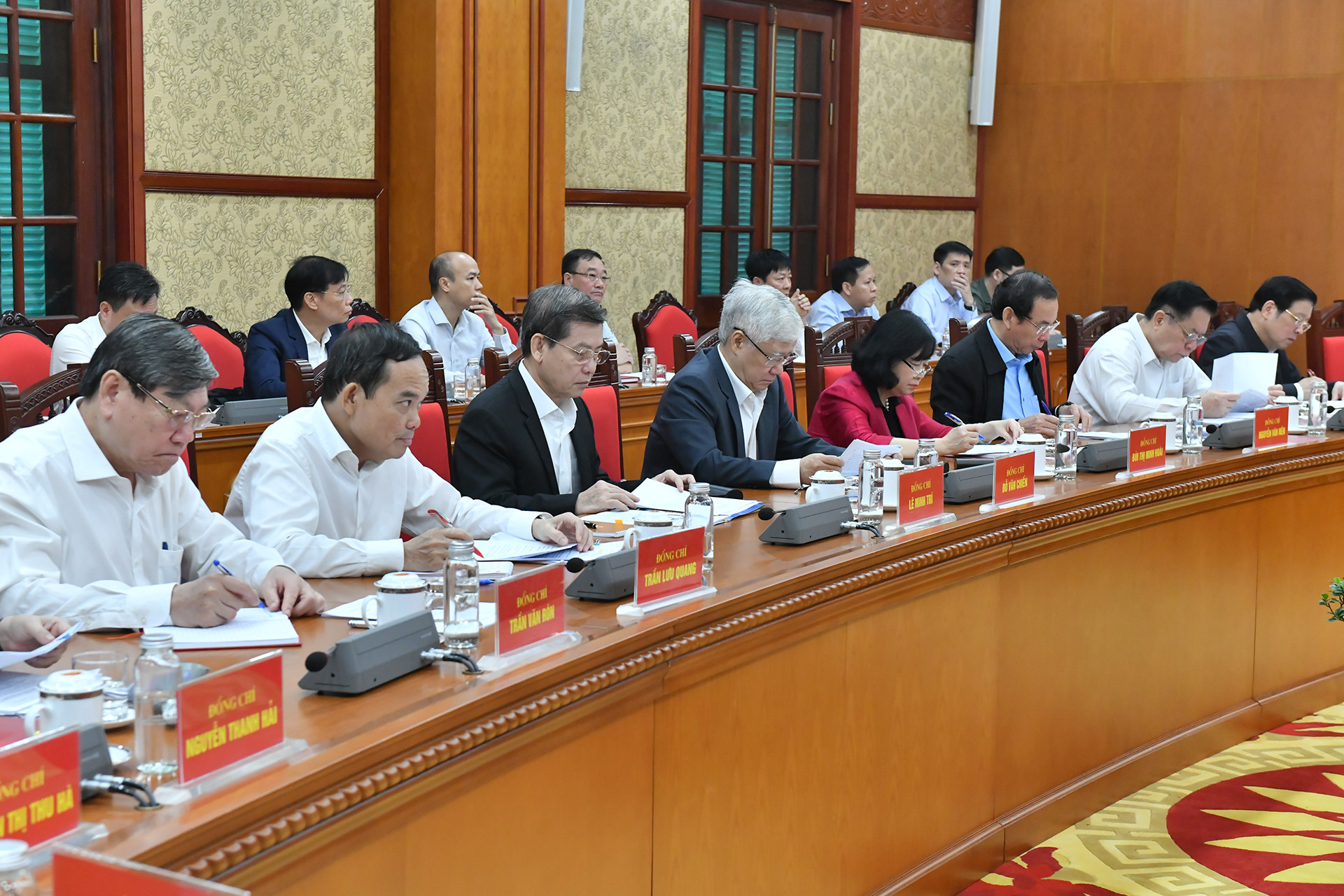 Các đồng chí thành viên Ban Chỉ đạo tham dự phiên họp. Các đồng chí thành viên Ban Chỉ đạo tham dự phiên họp.