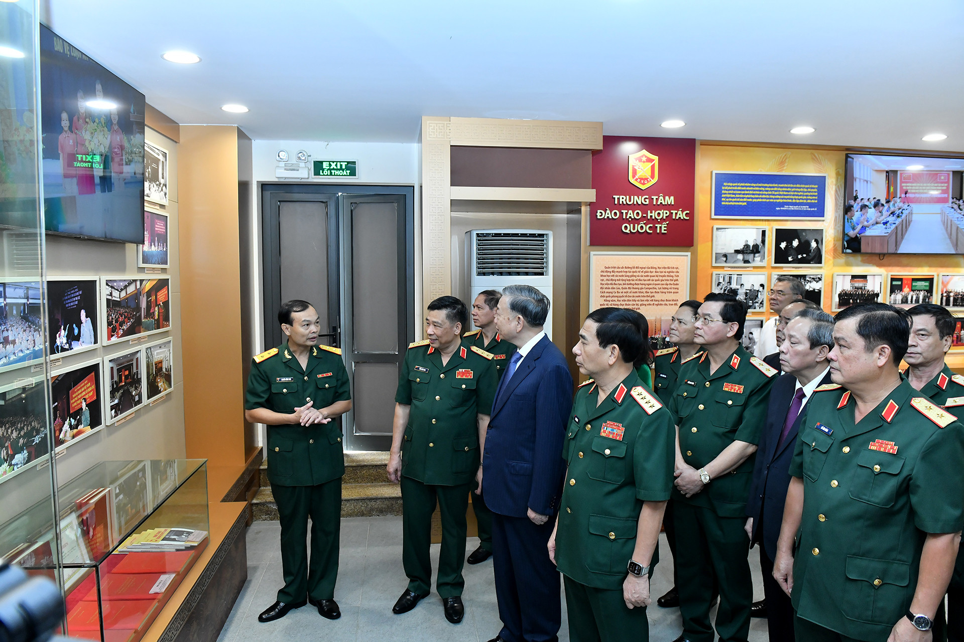 Tổng Bí thư, Chủ tịch nước Tô Lâm tham quan phòng truyền thống của Học viện Quốc phòng.