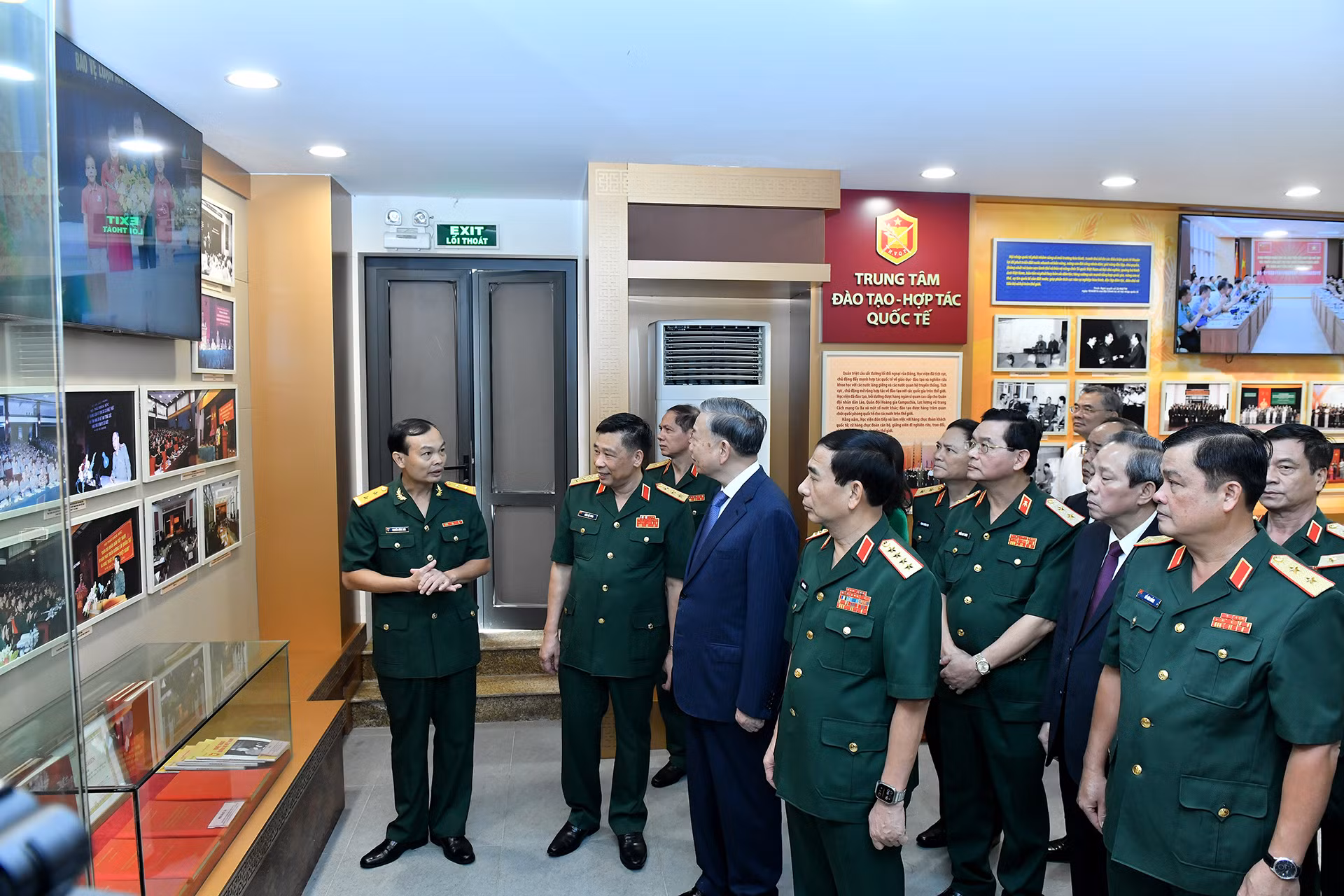 Tổng Bí thư, Chủ tịch nước Tô Lâm tham quan phòng truyền thống của Học viện Quốc phòng.