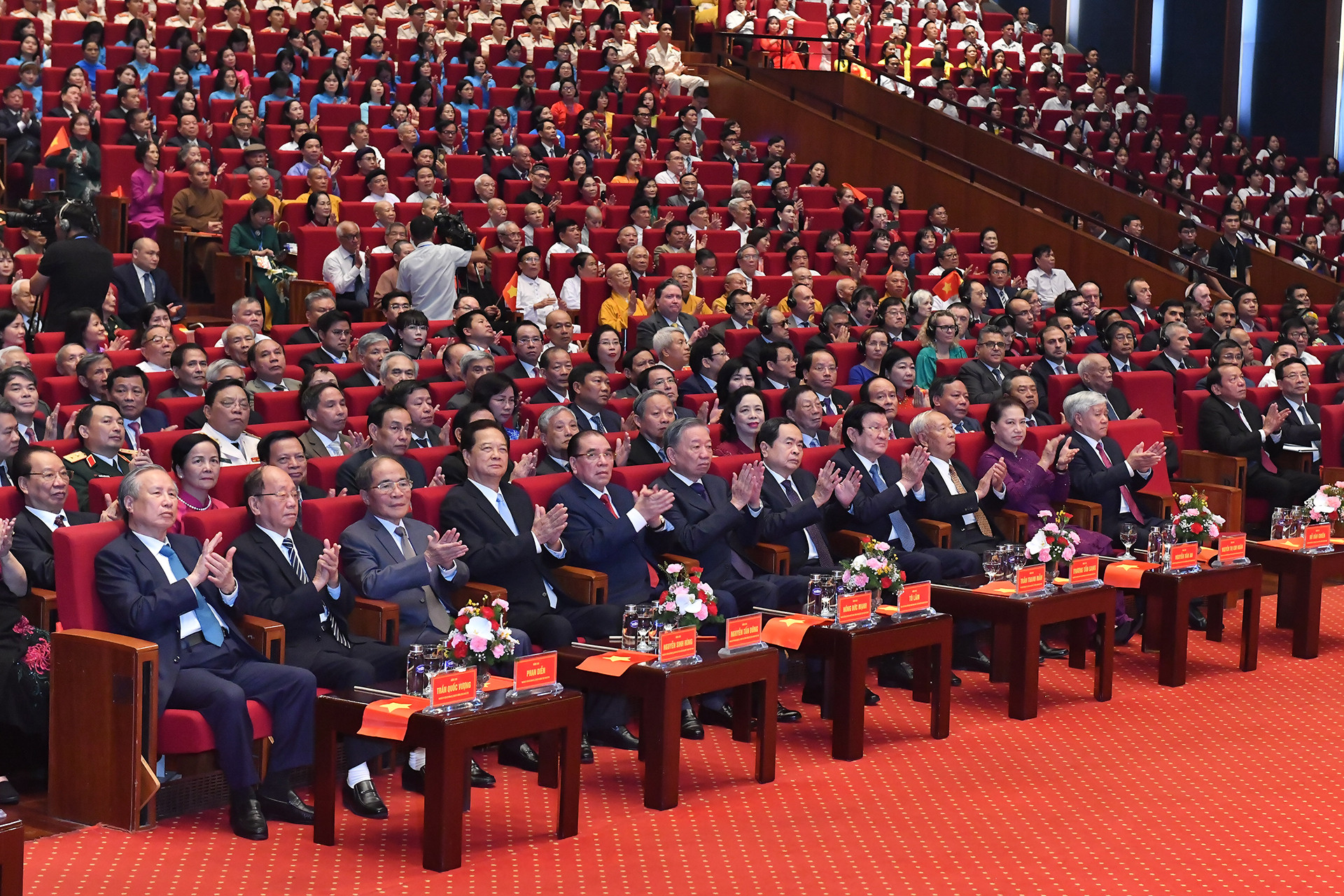 Các đồng chí lãnh đạo, nguyên lãnh đạo Đảng, Nhà nước và các đại biểu dự Lễ kỷ niệm.