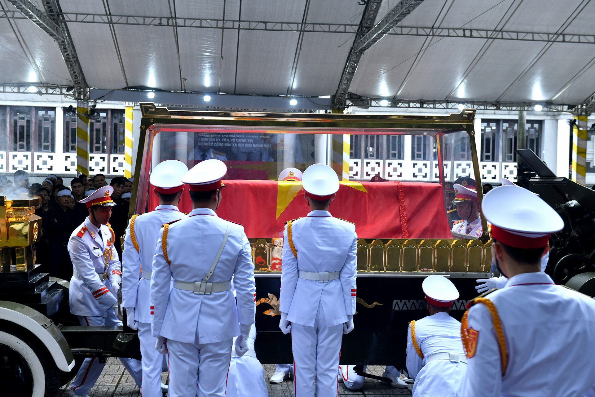 Đội nghi lễ chuyển linh cữu nguyên Chủ tịch nước Trần Đức Lương lên linh xa.