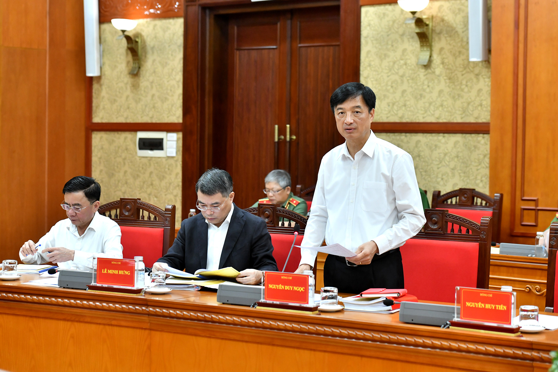 Đồng chí Nguyễn Duy Ngọc, Bí thư Trung ương Đảng, Chánh Văn phòng Trung ương phát biểu tại cuộc họp.