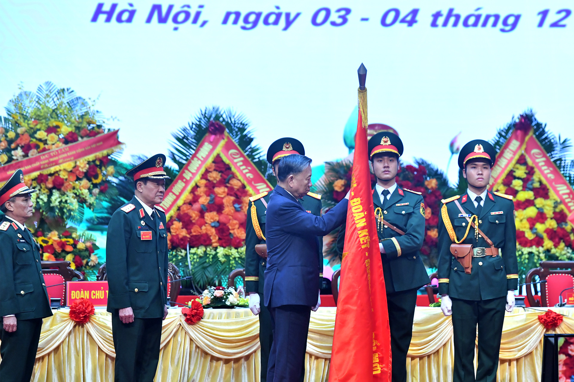 Tổng Bí thư Tô Lâm gắn Huân chương Lao động hạng Nhất lên lá cờ truyền thống Hội Cựu chiến binh Việt Nam.