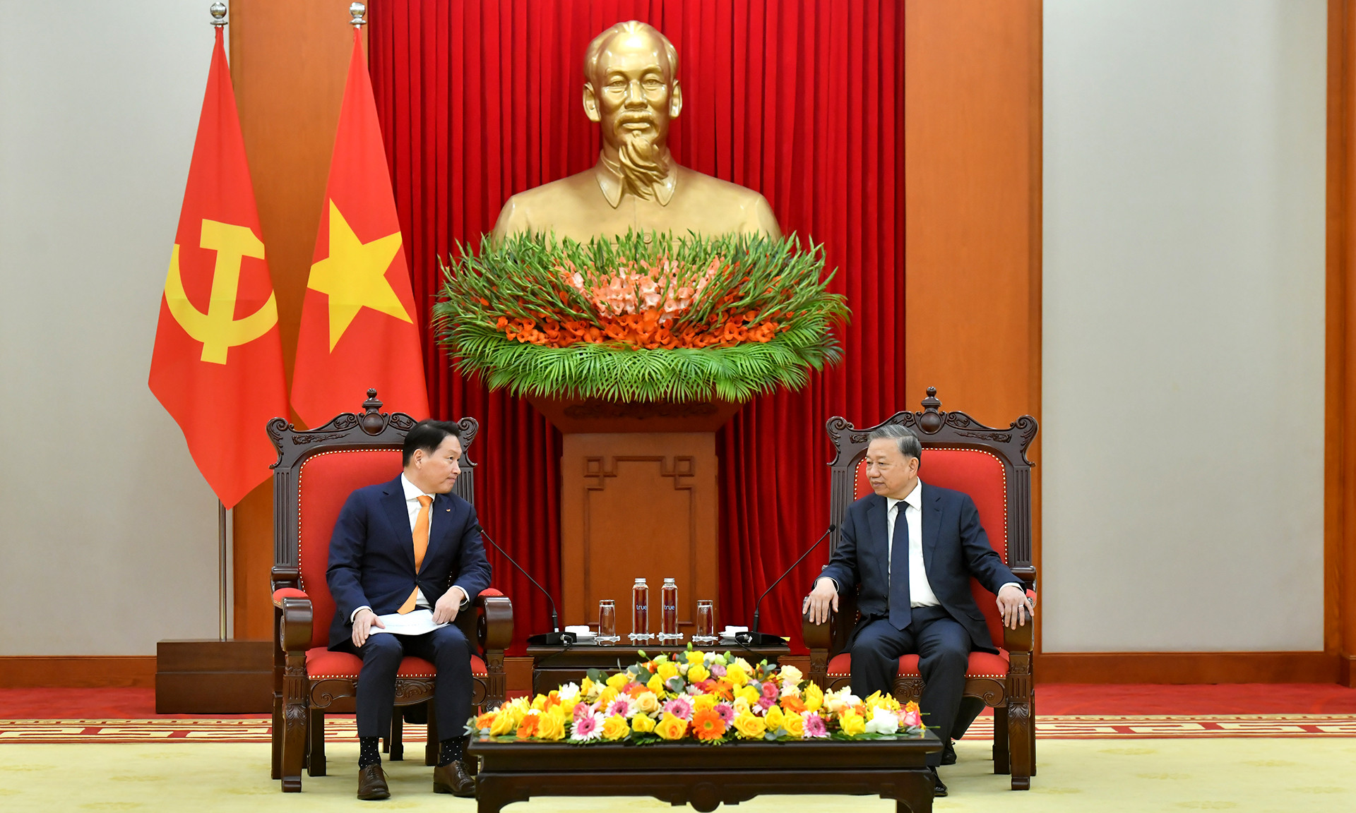 Tổng Bí thư Tô Lâm tiếp Chủ tịch Tập đoàn SK Hàn Quốc Chey Tae-won.