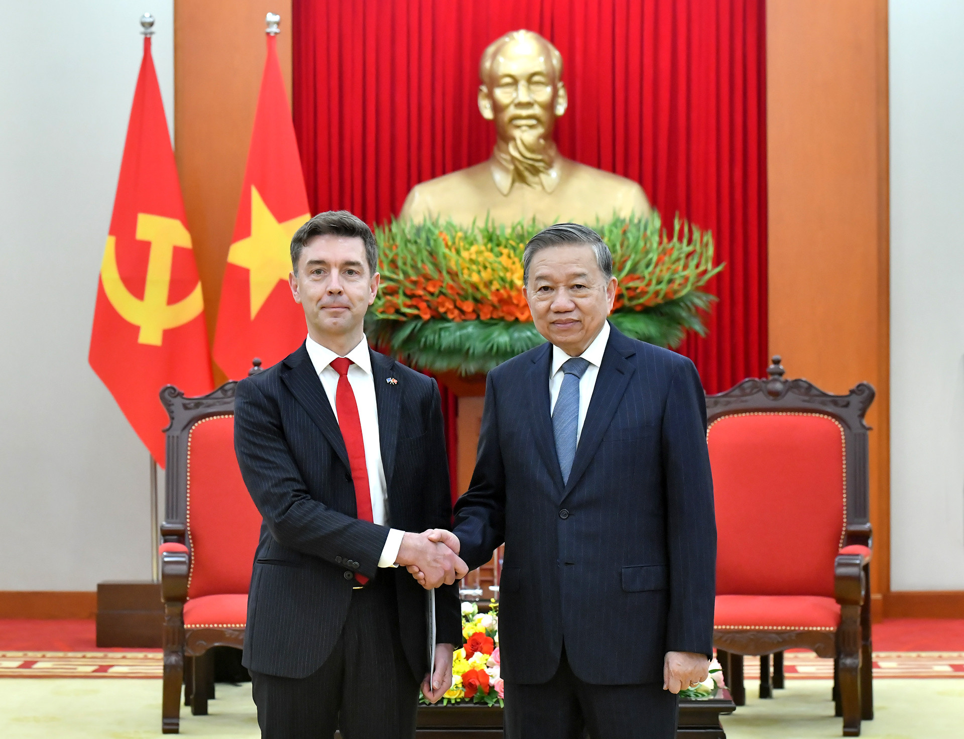 Tổng Bí thư Tô Lâm với Đại sứ Liên minh châu Âu tại Việt Nam Julien Guerrier.