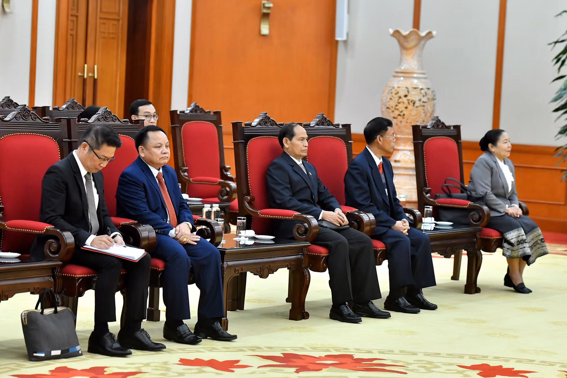 Đoàn đại biểu Lào tham dự buổi tiếp.
