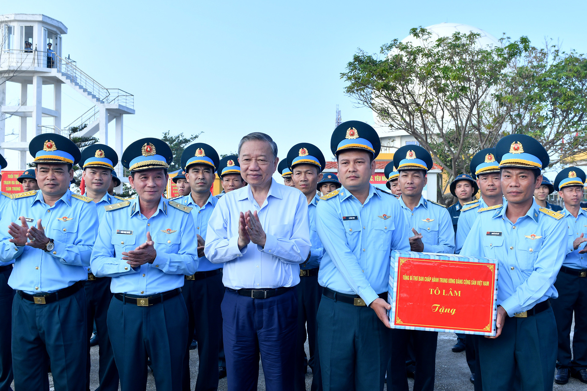 Tổng Bí thư Tô Lâm trao quà, tặng cán bộ, chiến sĩ Trạm Ra-đa 27 tại huyện đảo Bạch Long Vĩ.