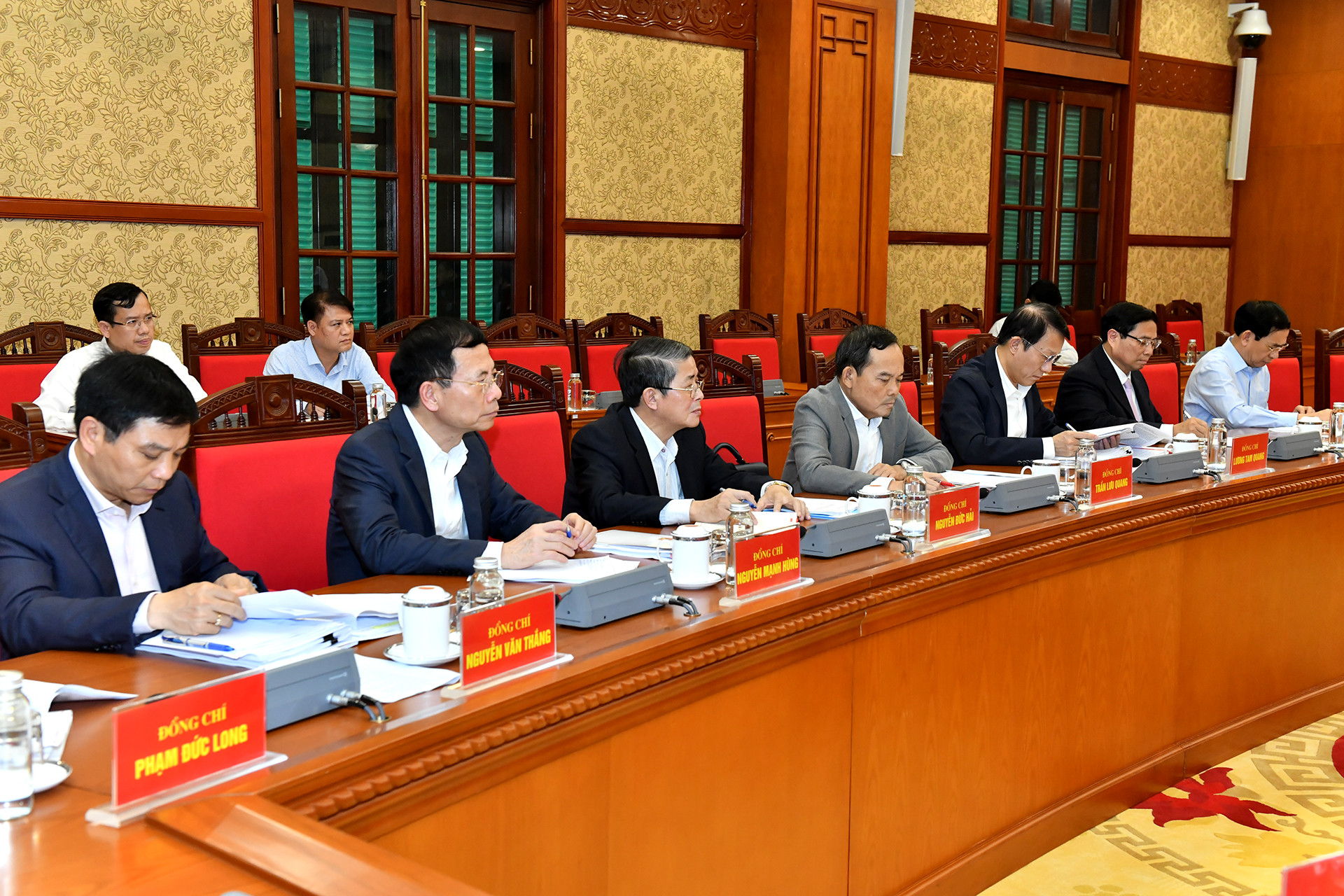 Các đồng chí thành viên Ban Chỉ đạo và các đại biểu tham dự phiên họp.