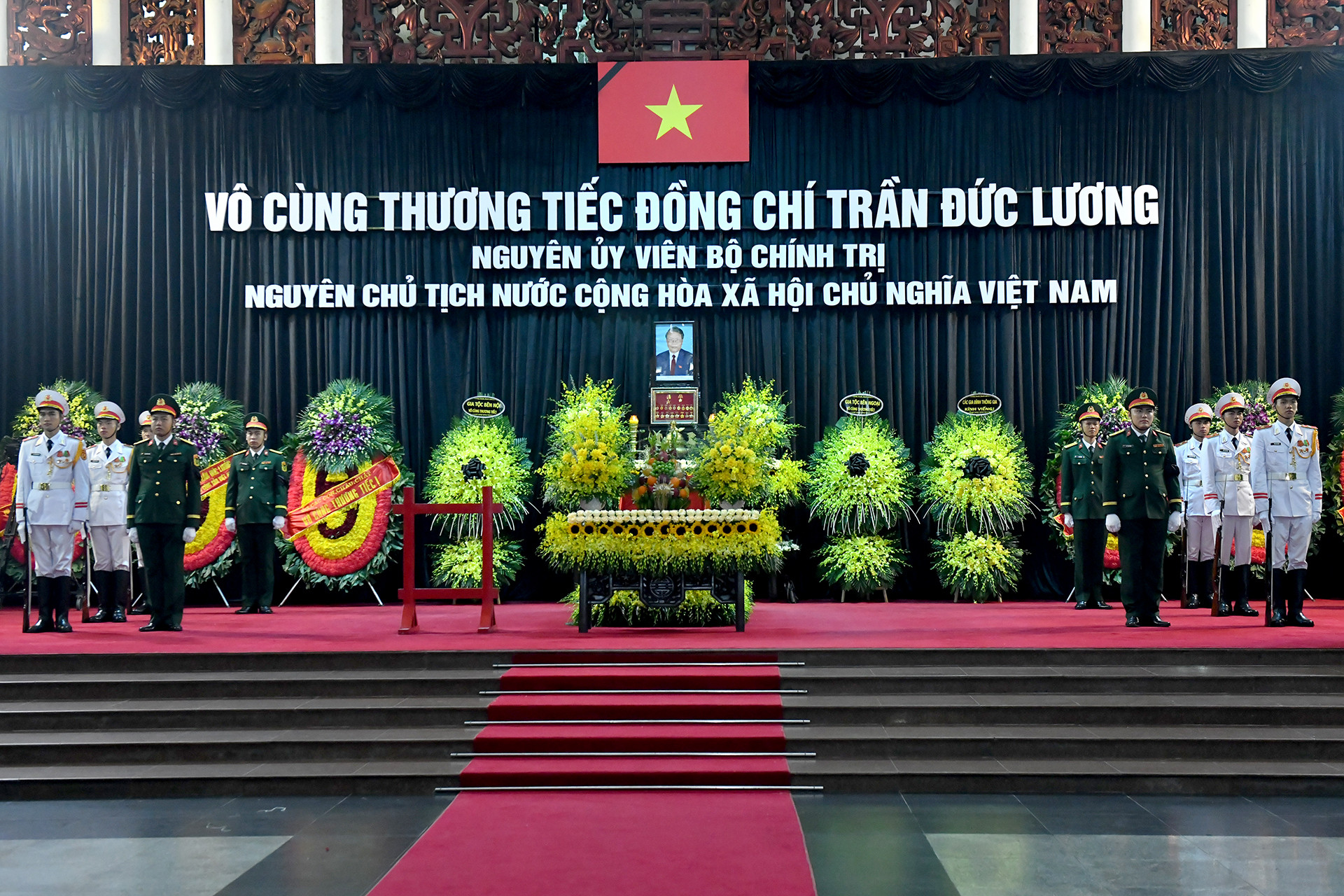 Linh cữu nguyên Chủ tịch nước Trần Đức Lương.