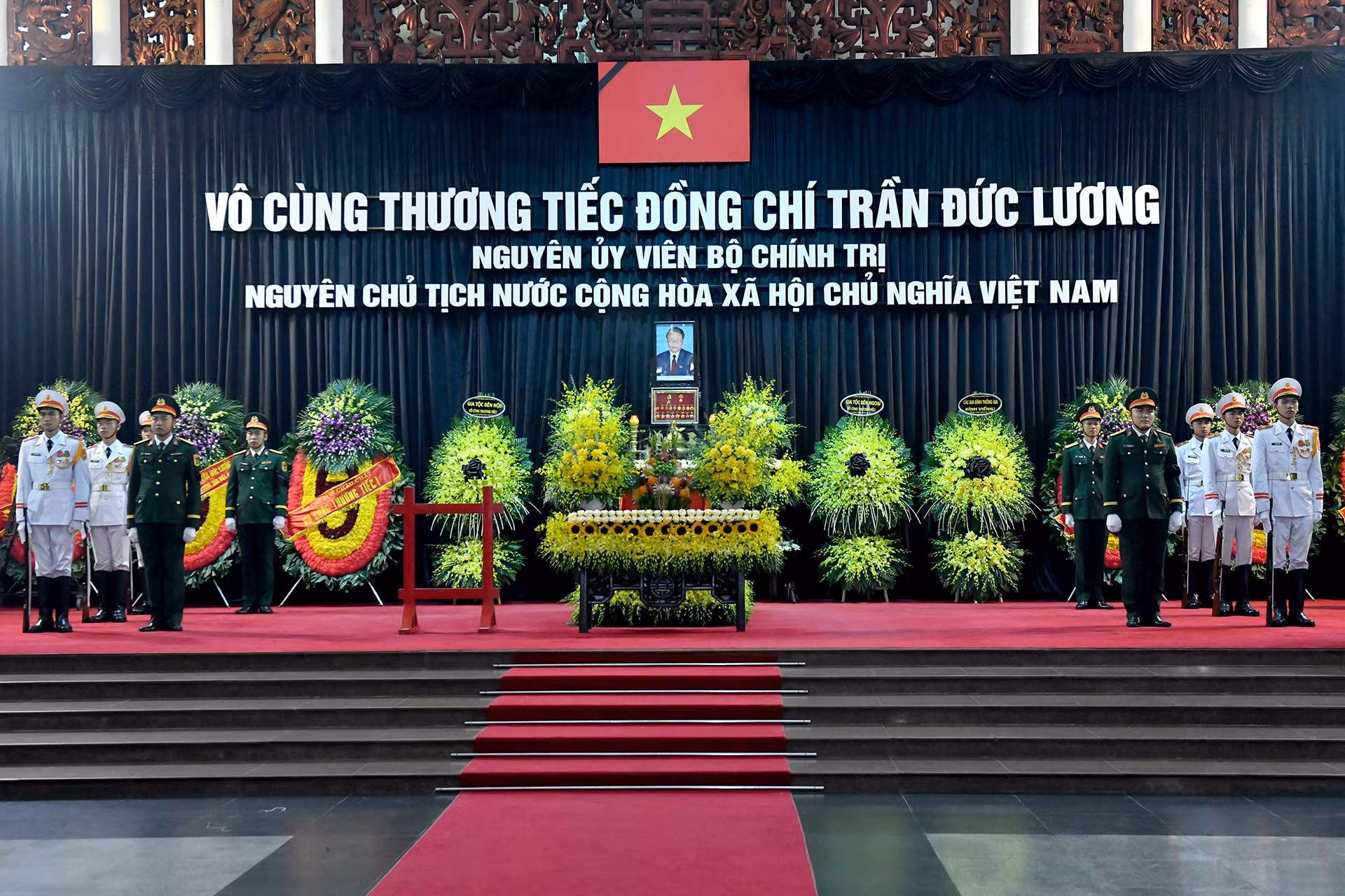 Linh cữu nguyên Chủ tịch nước Trần Đức Lương.