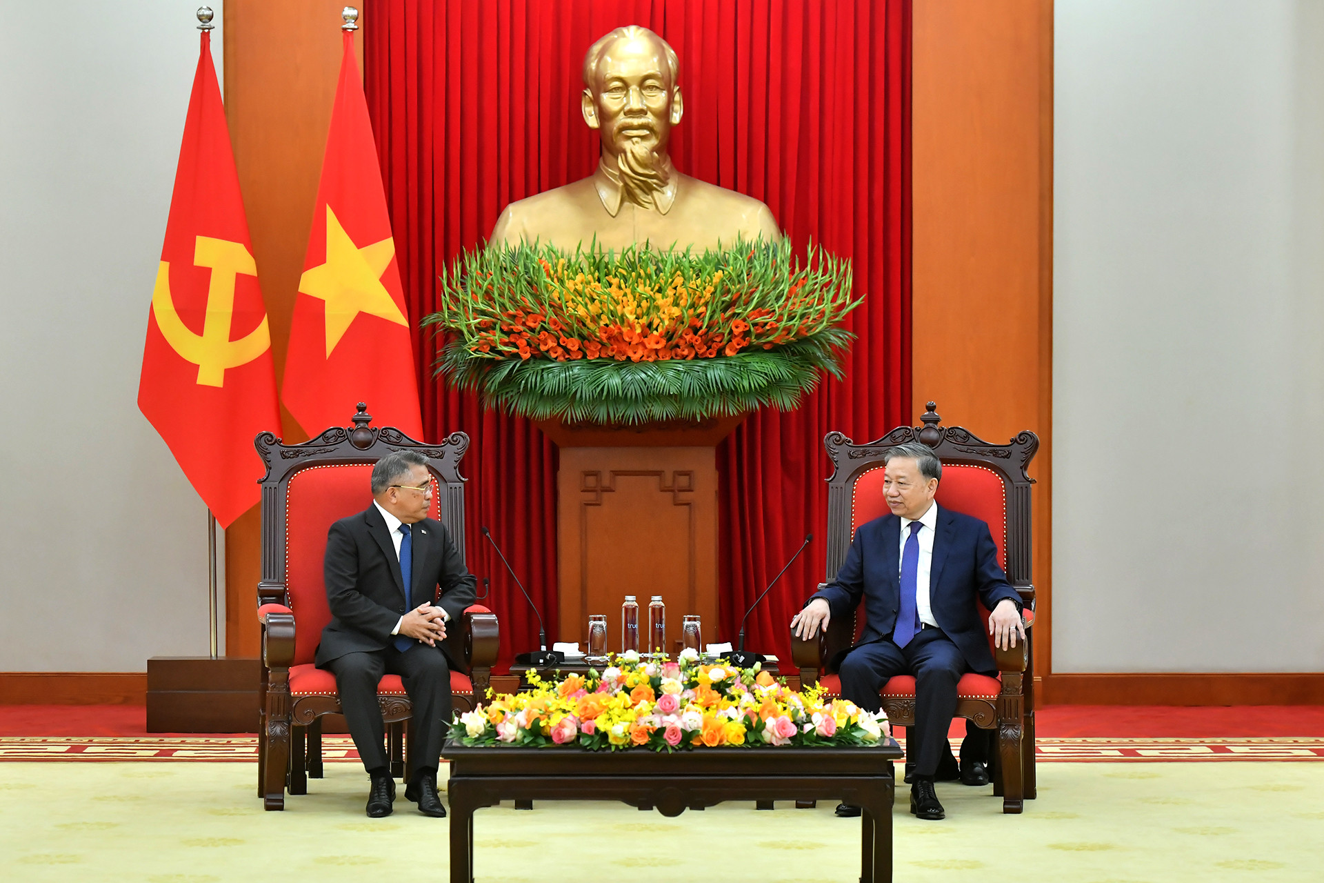 Tổng Bí thư Tô Lâm tiếp Đại sứ Philippines Meynardo Los Banos Montealegre. Tổng Bí thư Tô Lâm tiếp Đại sứ Philippines Meynardo Los Banos Montealegre.