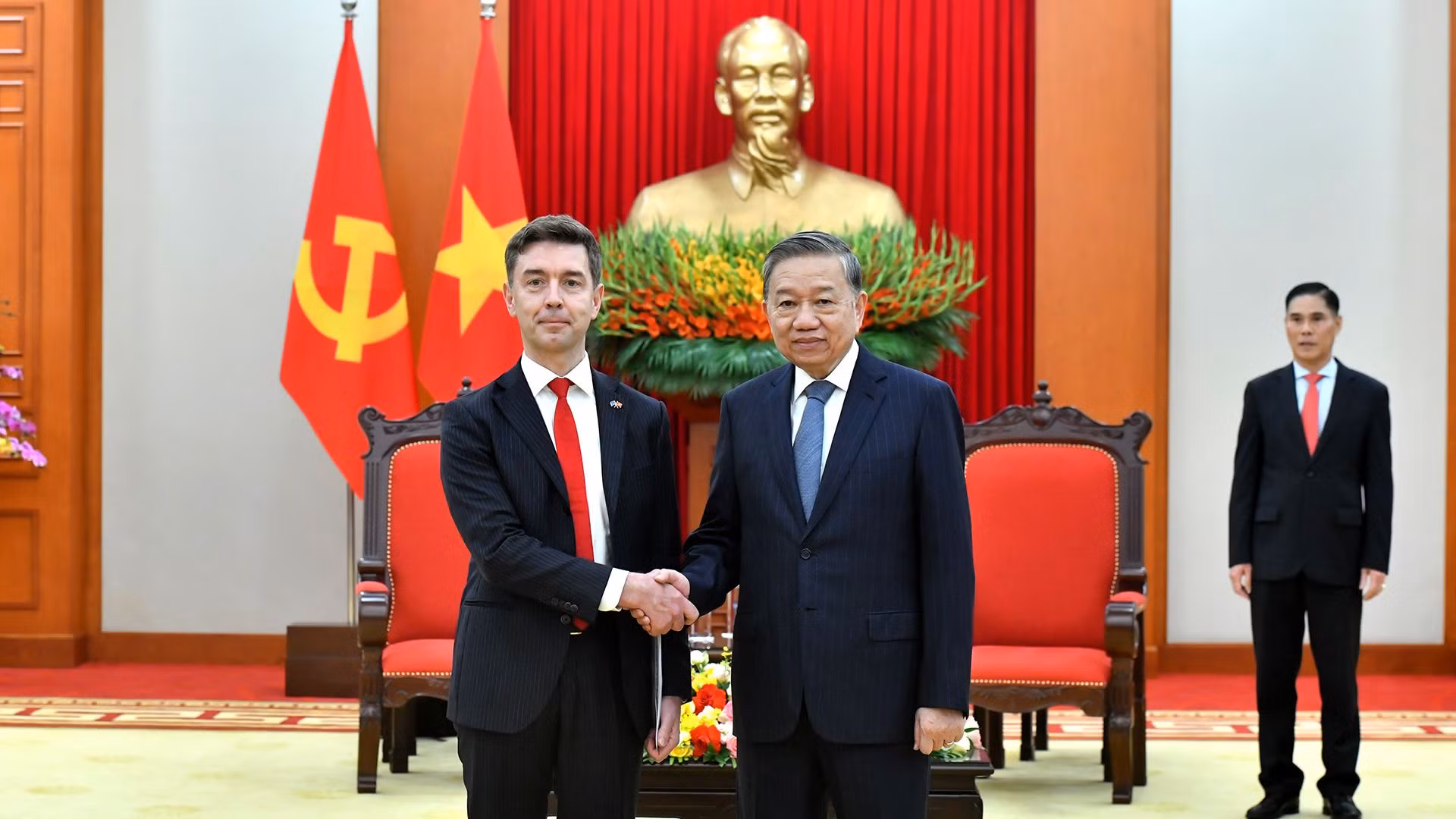 Tổng Bí thư Tô Lâm tiếp Đại sứ Liên minh châu Âu (EU) tại Việt Nam Julien Guerrier.