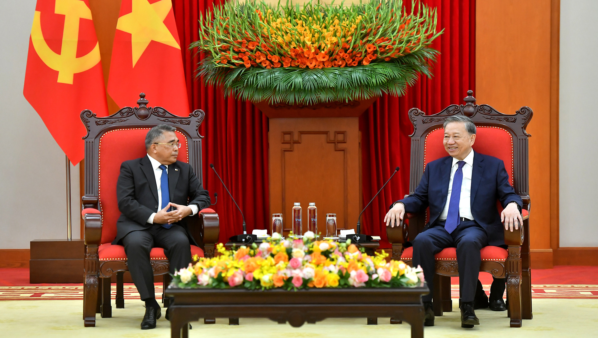 Tổng Bí thư Tô Lâm với Đại sứ Philippines Meynardo Los Banos Montealegre. Tổng Bí thư Tô Lâm với Đại sứ Philippines Meynardo Los Banos Montealegre.