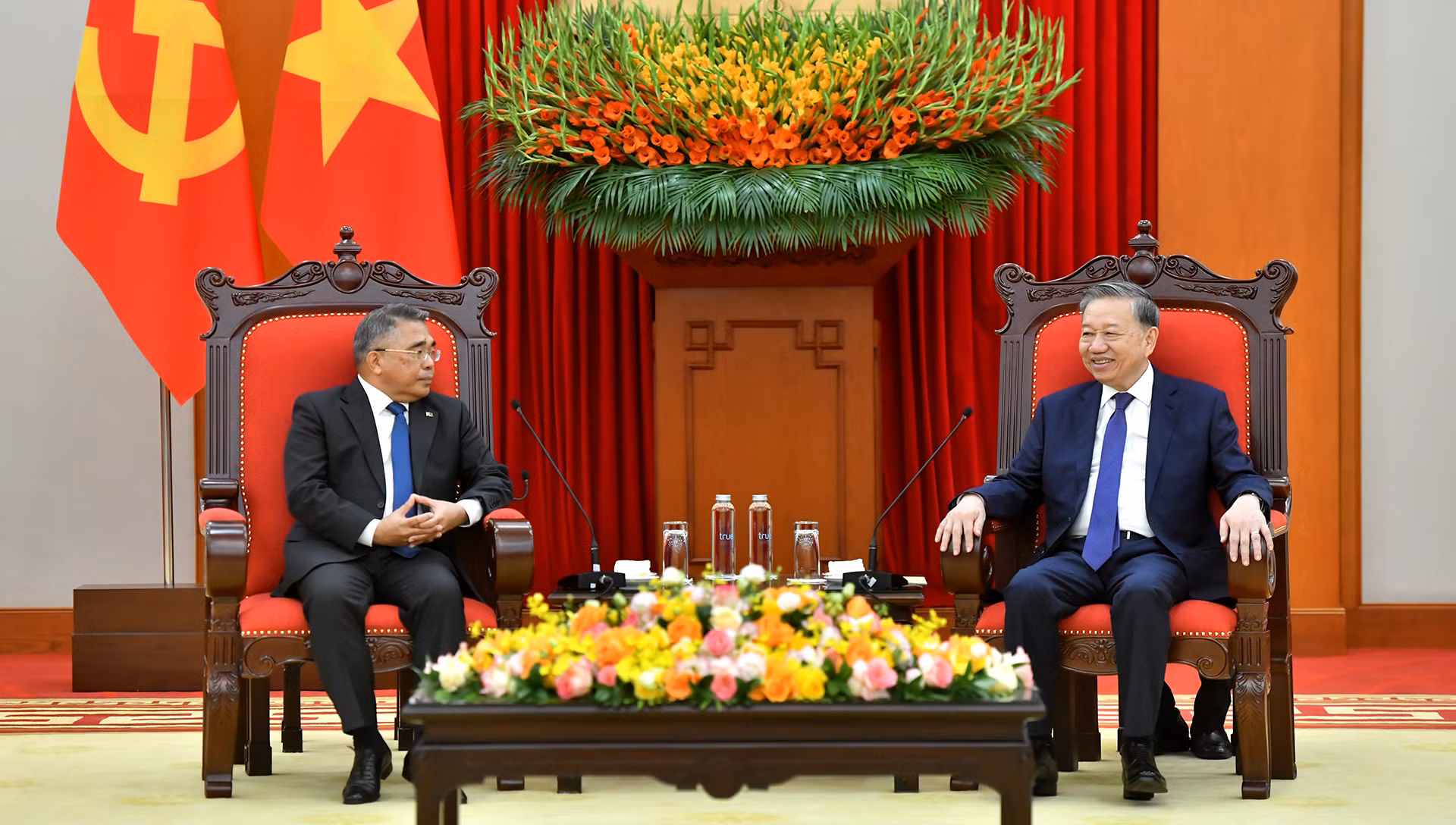 Tổng Bí thư Tô Lâm với Đại sứ Philippines Meynardo Los Banos Montealegre.