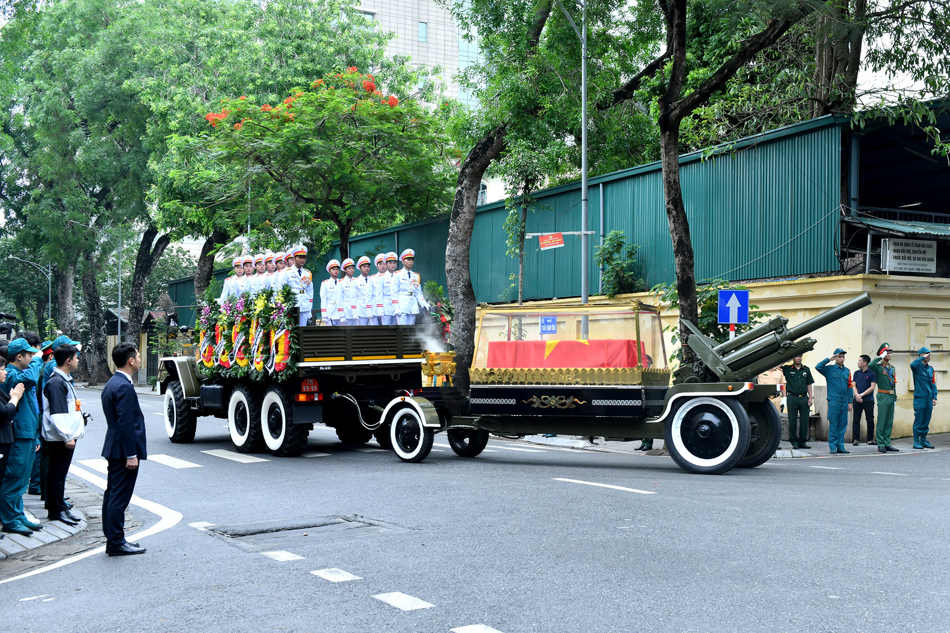 Đưa tiễn linh cữu nguyên Chủ tịch nước Trần Đức Lương về nơi an nghỉ cuối cùng.