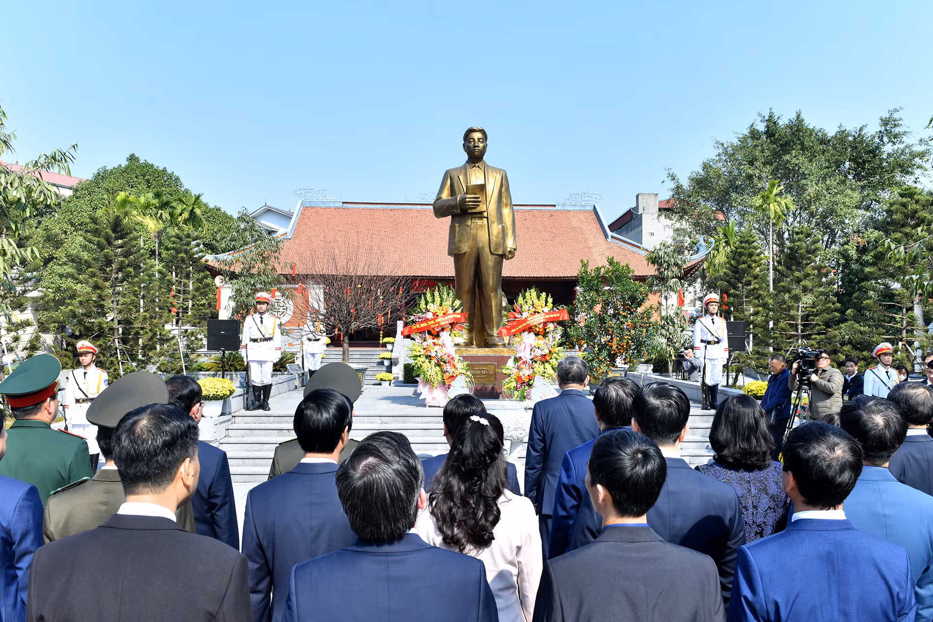 Tổng Bí thư Tô Lâm dâng hoa, dâng hương tưởng niệm Tổng Bí thư Nguyễn Văn Cừ tại Khu lưu niệm Tổng Bí thư Nguyễn Văn Cừ (phường Phù Khê, thành phố Từ Sơn, tỉnh Bắc Ninh). Tổng Bí thư Tô Lâm dâng hoa, dâng hương tưởng niệm Tổng Bí thư Nguyễn Văn Cừ tại Khu lưu niệm Tổng Bí thư Nguyễn Văn Cừ (phường Phù Khê, thành phố Từ Sơn, tỉnh Bắc Ninh).