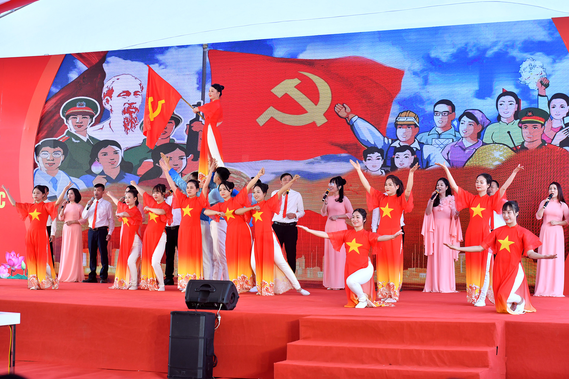 Chương trình nghệ thuật ca ngợi Đảng quang vinh, Bác Hồ vĩ đại tại lễ khởi công.
