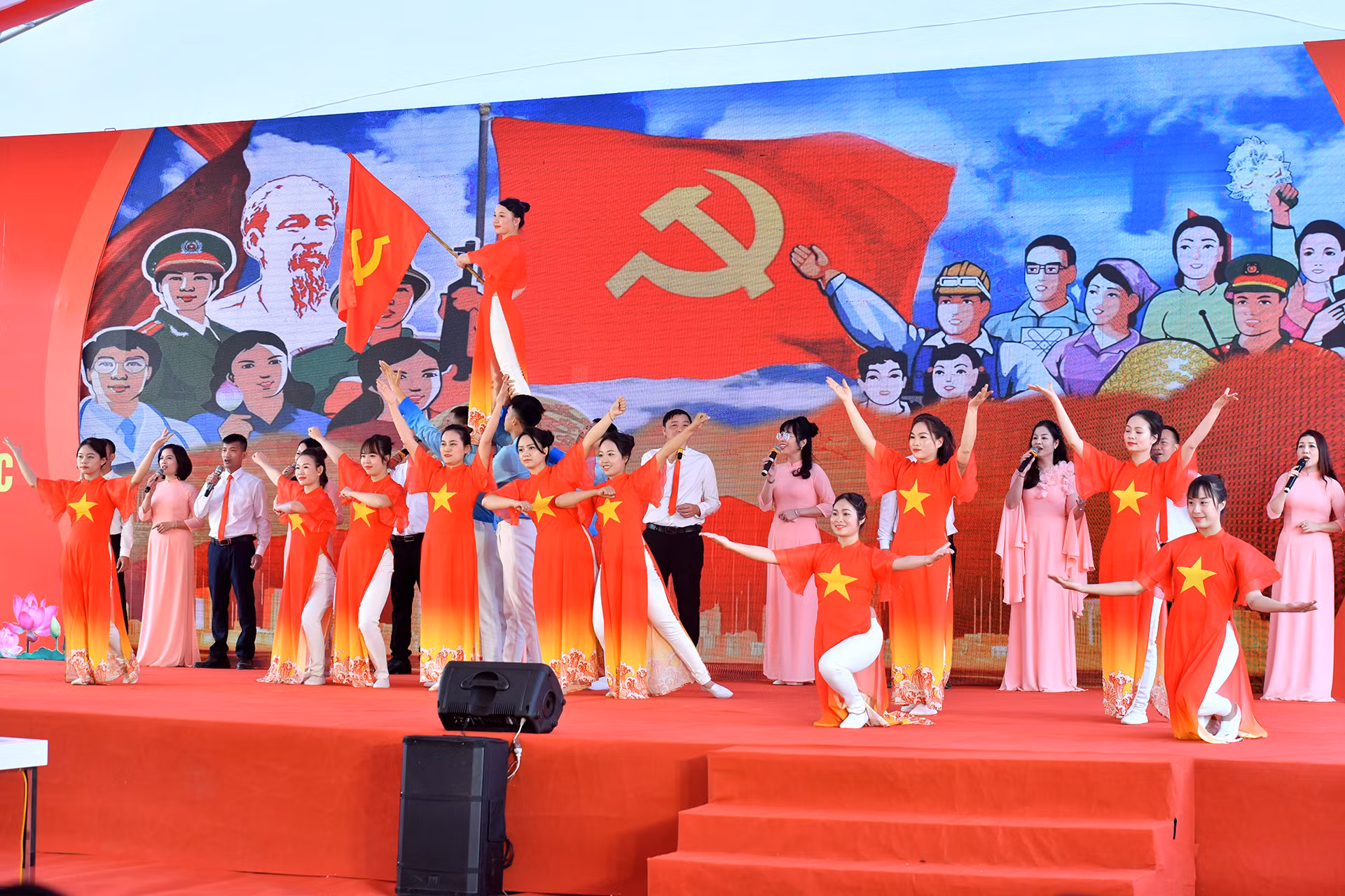 Chương trình nghệ thuật ca ngợi Đảng quang vinh, Bác Hồ vĩ đại tại lễ khởi công. Chương trình nghệ thuật ca ngợi Đảng quang vinh, Bác Hồ vĩ đại tại lễ khởi công.