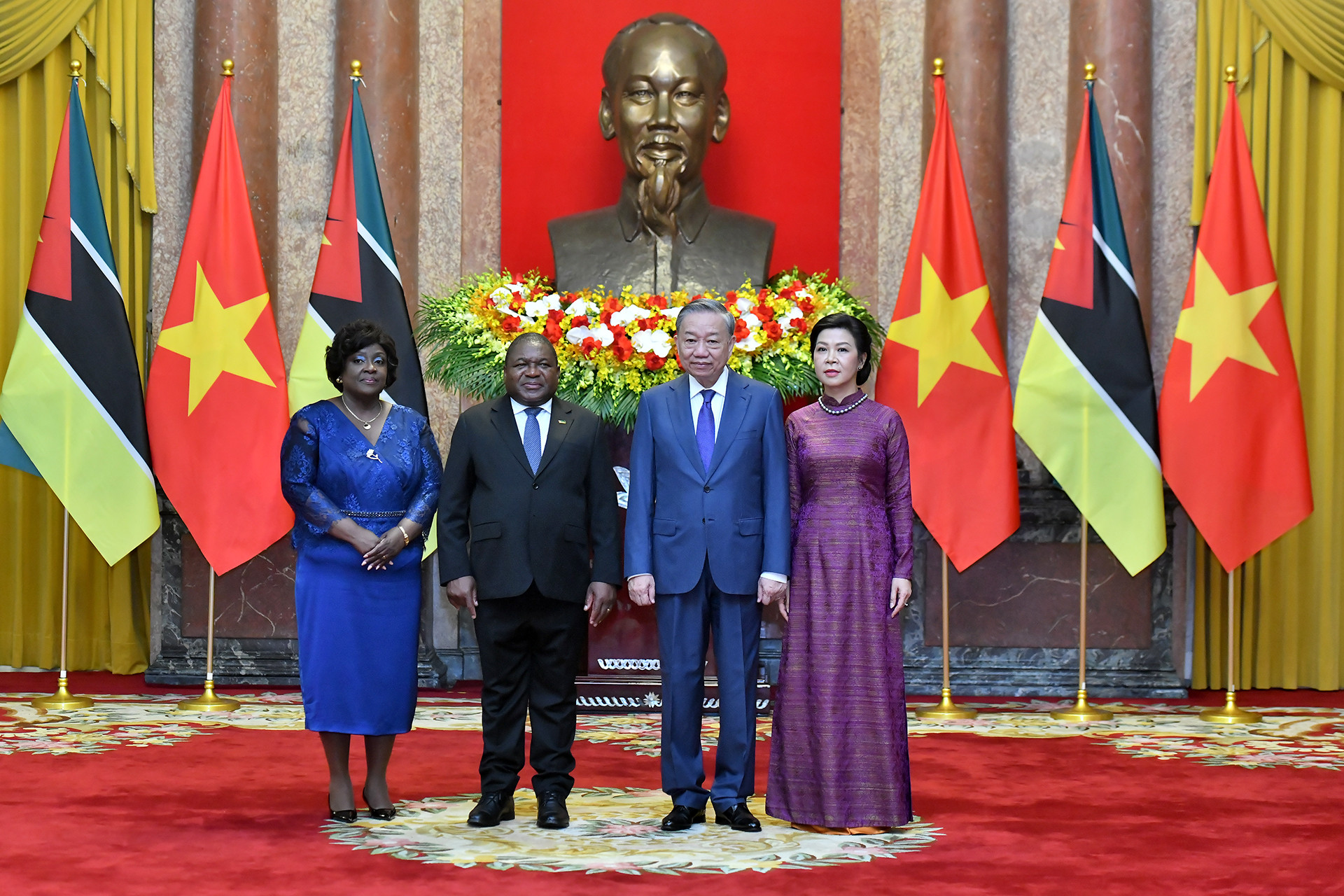 Tổng Bí thư, Chủ tịch nước Tô Lâm cùng Phu nhân và Tổng thống Cộng hòa Mozambique Filipe Jacinto Nyusi cùng Phu nhân chụp ảnh chung sau lễ đón. Tổng Bí thư, Chủ tịch nước Tô Lâm cùng Phu nhân và Tổng thống Cộng hòa Mozambique Filipe Jacinto Nyusi cùng Phu nhân chụp ảnh chung sau lễ đón.