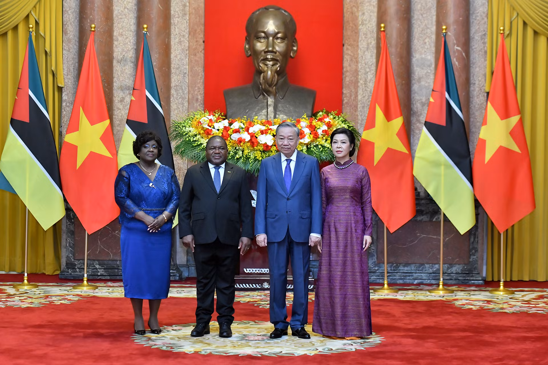 Tổng Bí thư, Chủ tịch nước Tô Lâm cùng Phu nhân và Tổng thống Cộng hòa Mozambique Filipe Jacinto Nyusi cùng Phu nhân chụp ảnh chung sau lễ đón.