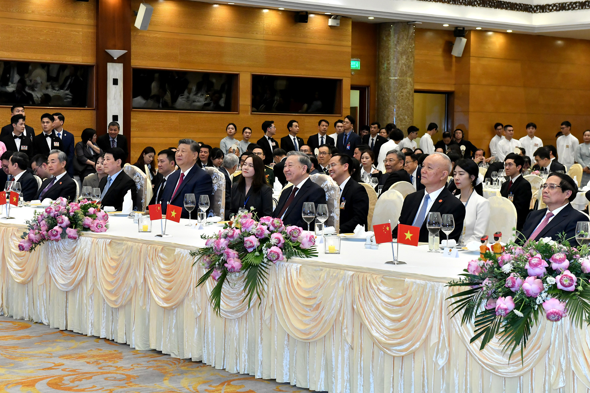 Tổng Bí thư Tô Lâm, Chủ tịch nước Lương Cường và Tổng Bí thư, Chủ tịch Trung Quốc Tập Cận Bình cùng các đại biểu tham dự tiệc chiêu đãi.