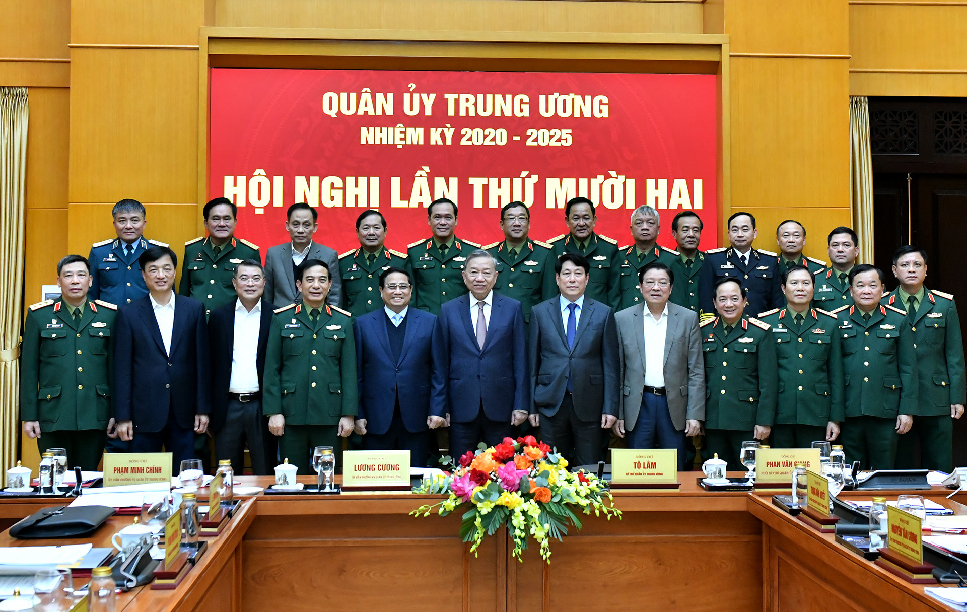 Tổng Bí thư Tô Lâm, Chủ tịch nước Lương Cường, Thủ tướng Chính phủ Phạm Minh Chính và các đồng chí lãnh đạo Đảng, Nhà nước và các đại biểu dự Hội nghị.