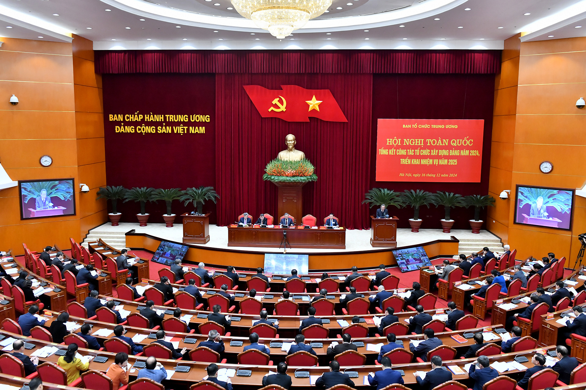Quang cảnh Hội nghị toàn quốc tổng kết công tác tổ chức xây dựng Đảng năm 2024 và triển khai nhiệm vụ năm 2025.