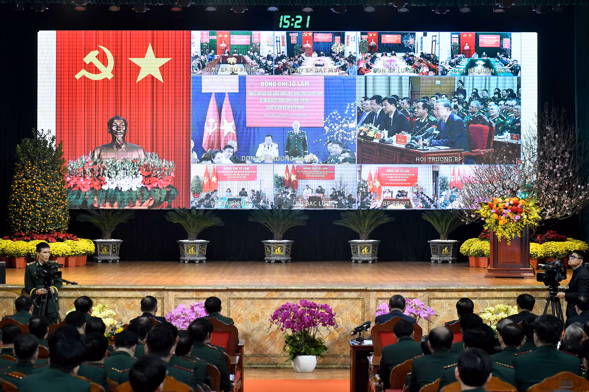 Tổng Bí thư Tô Lâm thăm hỏi, chúc Tết cán bộ, chiến sĩ các đồn biên phòng Trường Sa và nhân dân khu vực hải đảo.