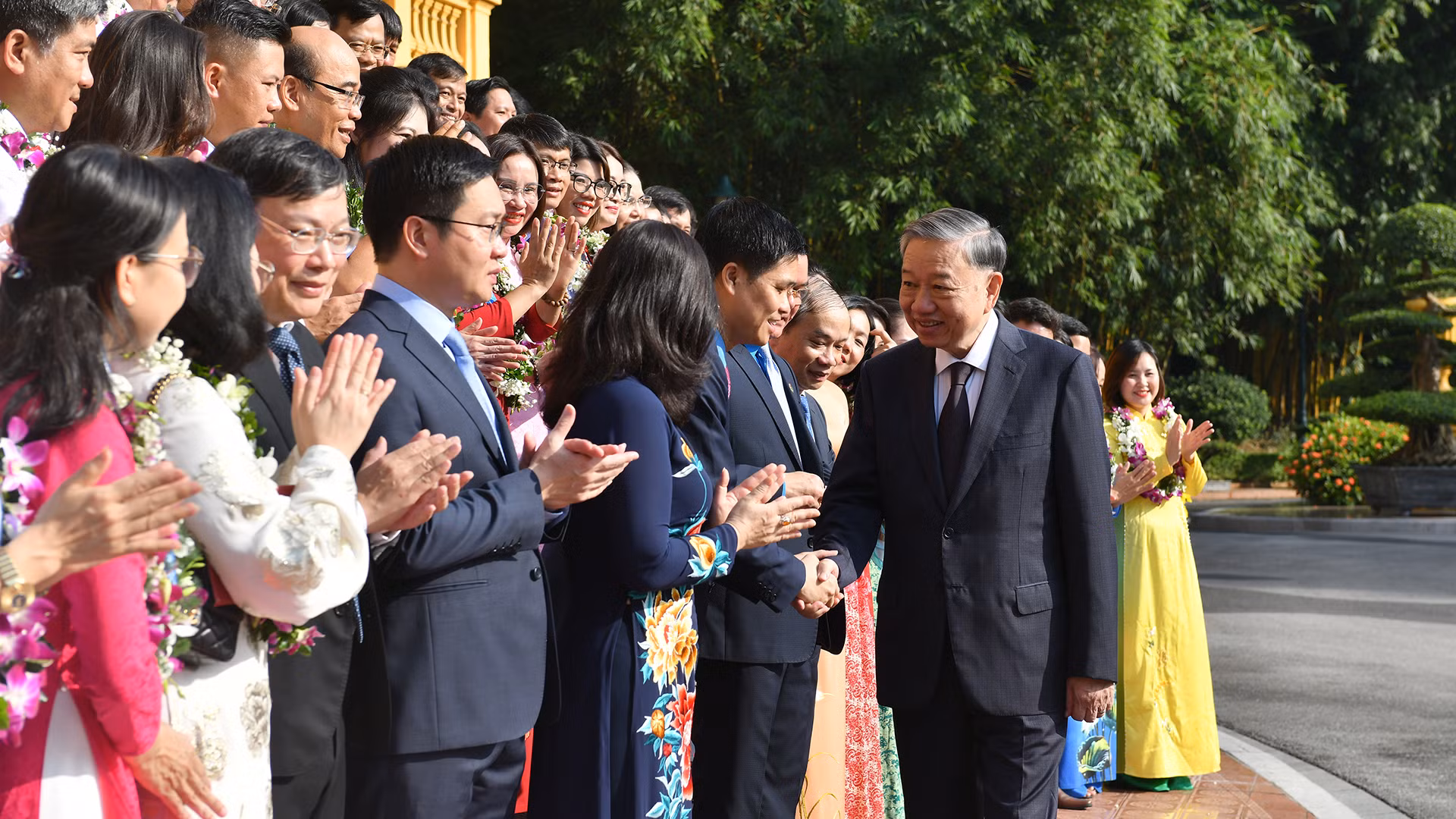 Tổng Bí thư, Chủ tịch nước Tô Lâm gặp mặt đoàn đại biểu được tôn vinh trong phong trào thi đua “Tham mưu giỏi, phục vụ tốt”.