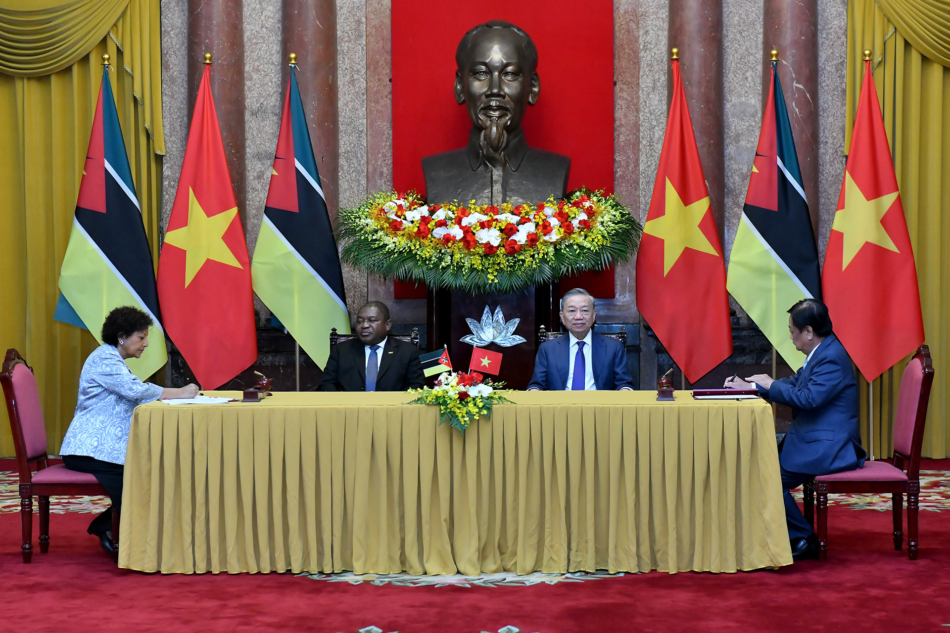 Tổng Bí thư, Chủ tịch nước Tô Lâm và Tổng thống Mozambique Filipe Jacinto Nyusi chứng kiến Lễ ký Bản ghi nhớ về hợp tác nông nghiệp giữa Bộ Nông nghiệp và Phát triển nông thôn Việt Nam với Bộ Biển, Vùng nước nội địa và Thủy sản Cộng hòa Mozambique.