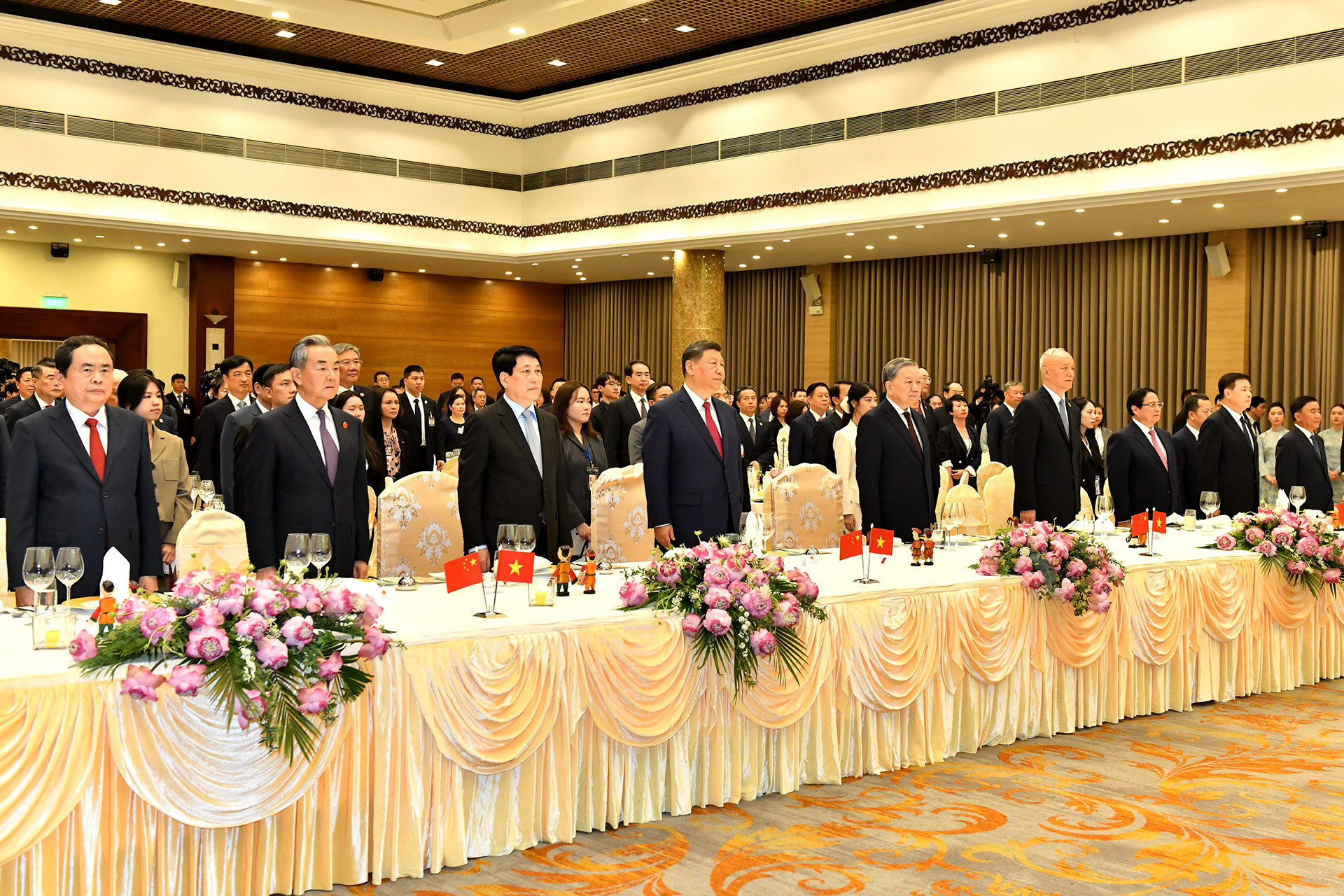 Các đồng chí lãnh đạo Việt Nam và Trung Quốc và các đại biểu thực hiện nghi thức chào cờ.