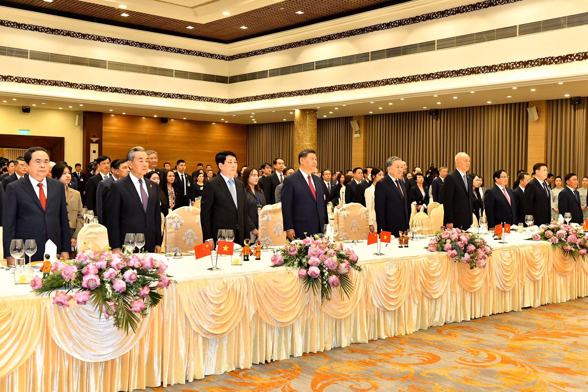 Các đồng chí lãnh đạo Việt Nam và Trung Quốc và các đại biểu thực hiện nghi thức chào cờ.