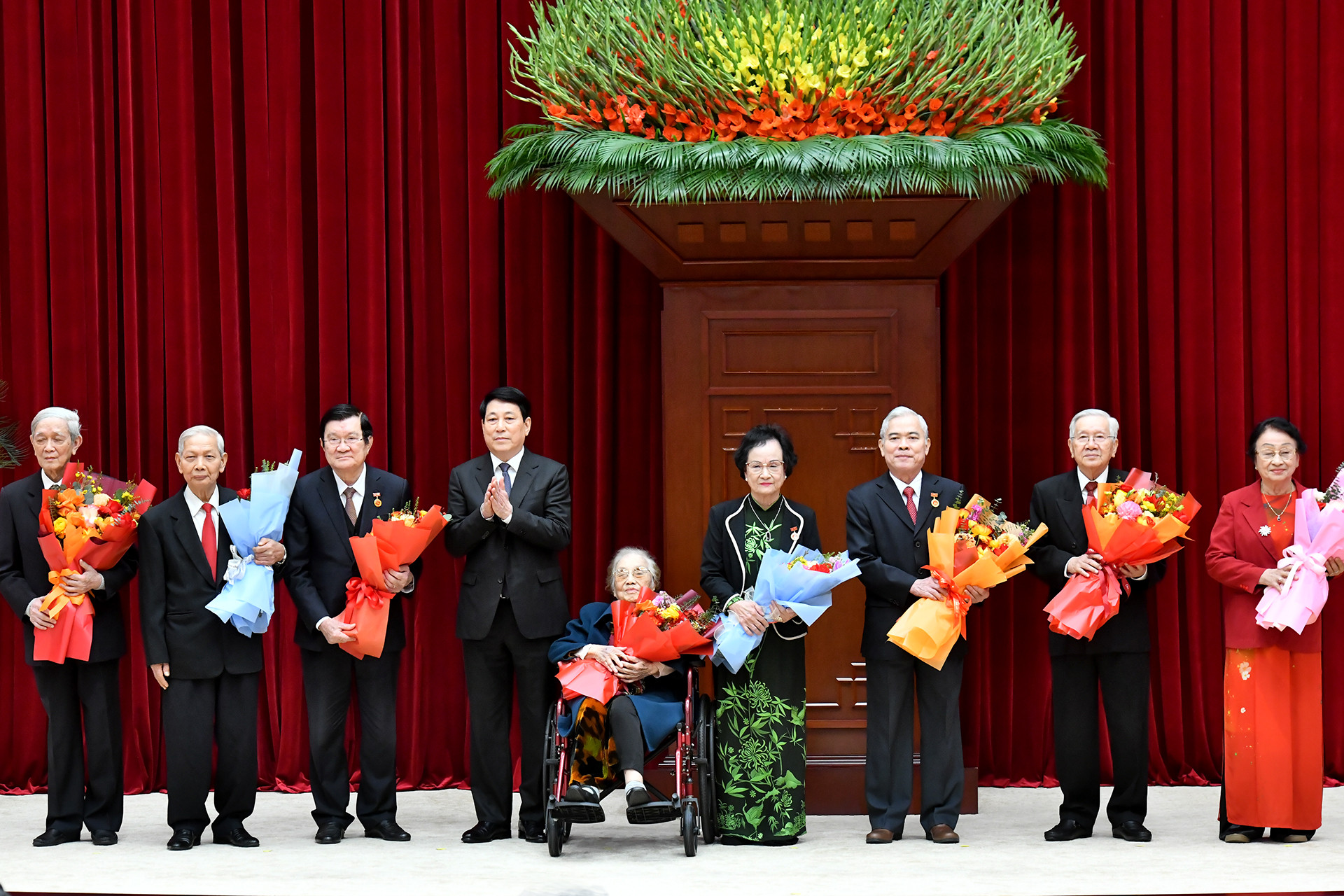 Chủ tịch nước Lương Cường trao Huy hiệu Đảng, tặng các đồng chí nguyên lãnh đạo Đảng, Nhà nước.