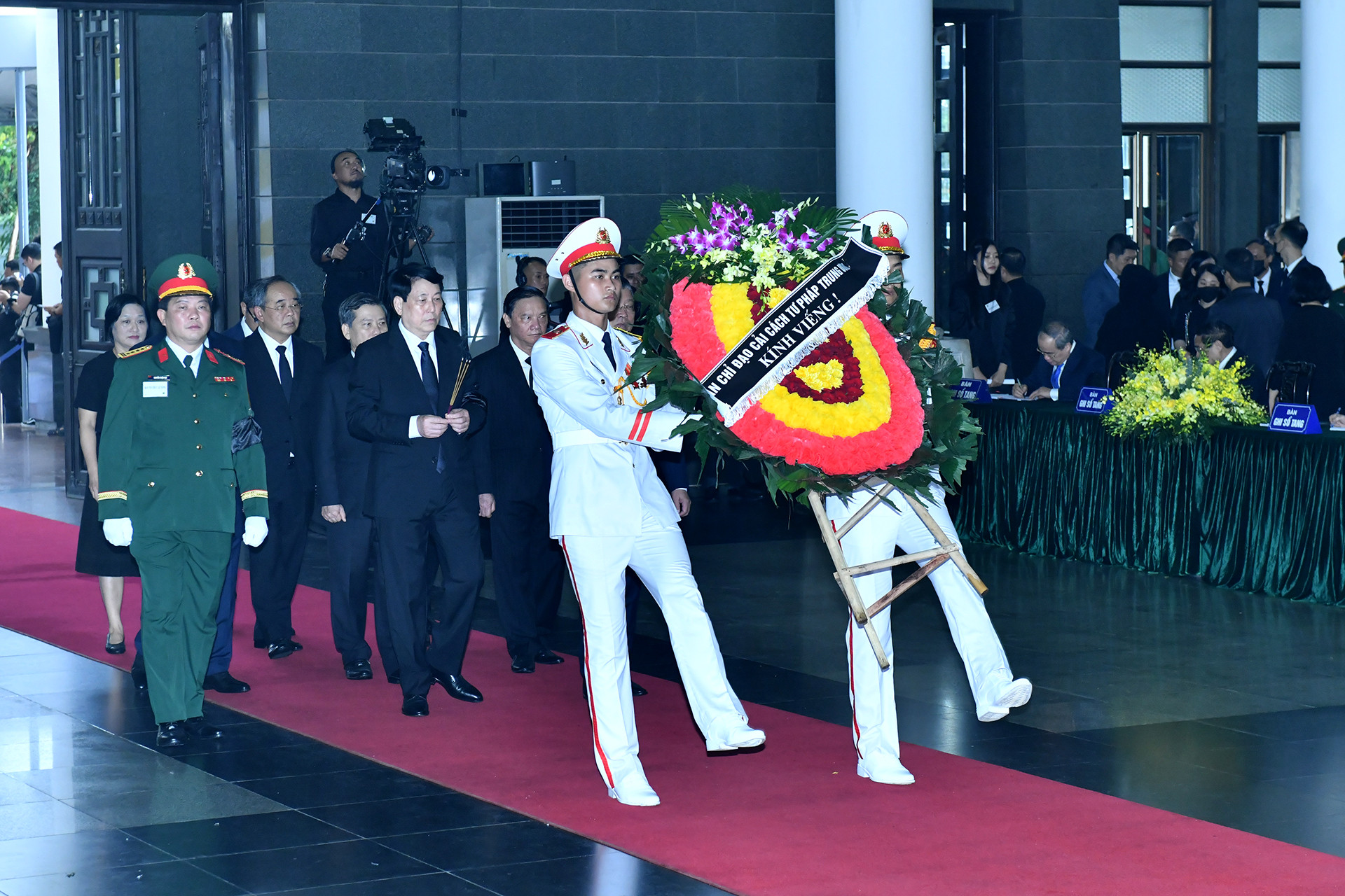 Đoàn Ban Chỉ đạo cải cách tư pháp Trung ương vào viếng đồng chí Trần Đức Lương.