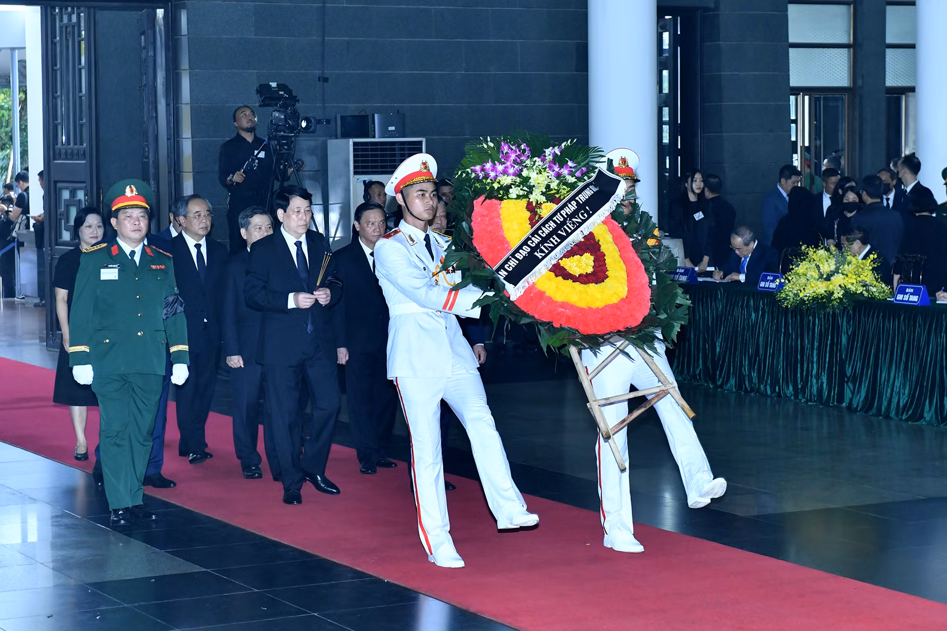 Đoàn Ban Chỉ đạo cải cách tư pháp Trung ương vào viếng đồng chí Trần Đức Lương.