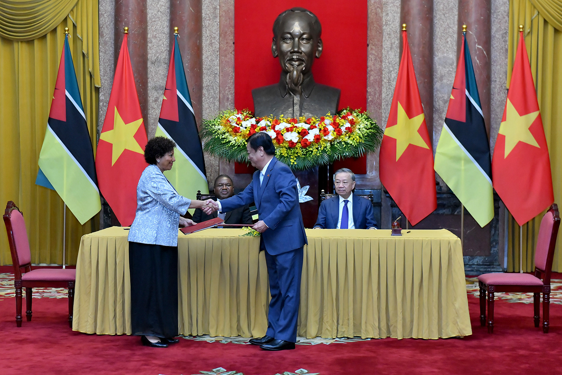 Tổng Bí thư, Chủ tịch nước Tô Lâm và Tổng thống Mozambique Filipe Jacinto Nyusi chứng kiến Lễ ký Bản ghi nhớ về hợp tác nông nghiệp giữa Bộ Nông nghiệp và Phát triển nông thôn Việt Nam với Bộ Biển, Vùng nước nội địa và Thủy sản Cộng hòa Mozambique.