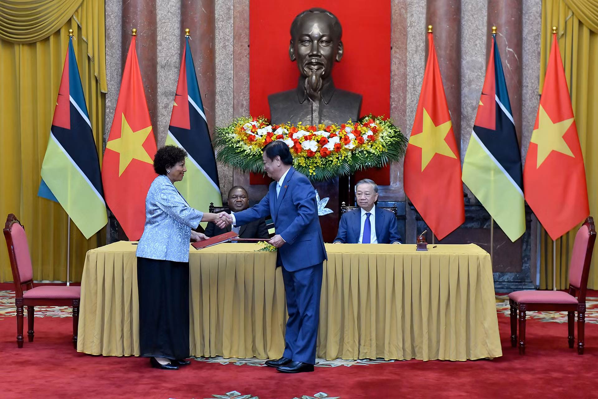 Tổng Bí thư, Chủ tịch nước Tô Lâm và Tổng thống Mozambique Filipe Jacinto Nyusi chứng kiến Lễ ký Bản ghi nhớ về hợp tác nông nghiệp giữa Bộ Nông nghiệp và Phát triển nông thôn Việt Nam với Bộ Biển, Vùng nước nội địa và Thủy sản Cộng hòa Mozambique.