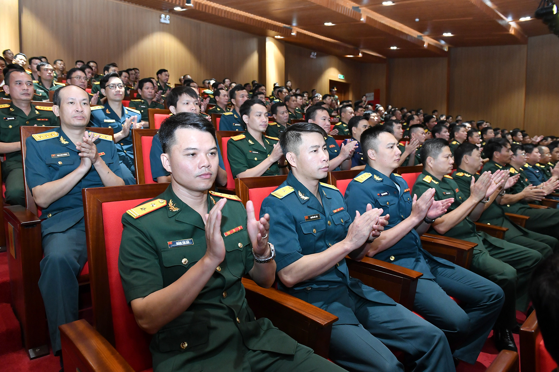 Các cán bộ, giảng viên và học viên dự lễ khai giảng.