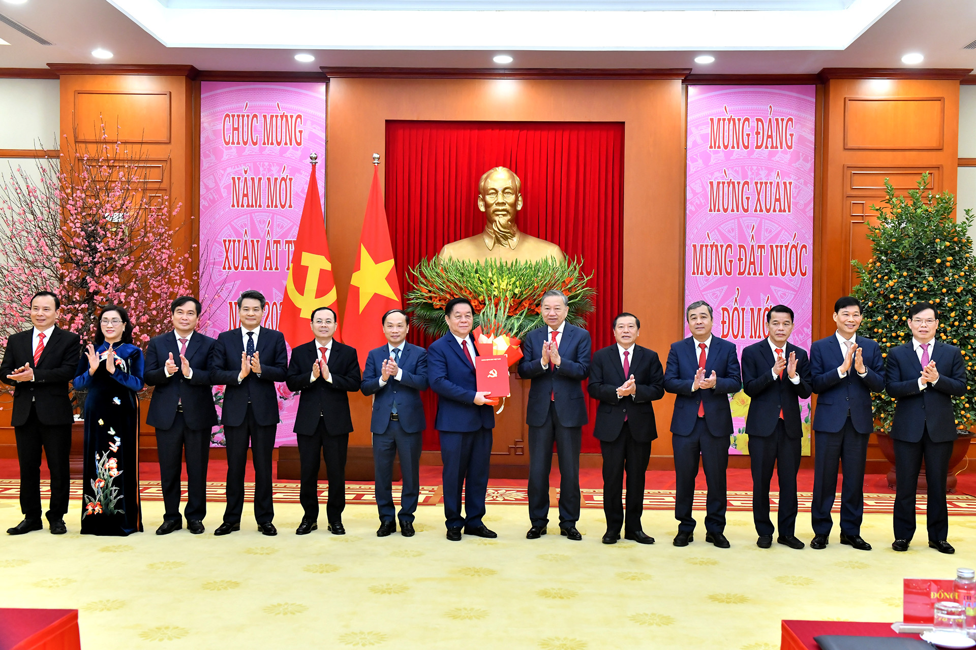 Tổng Bí thư Tô Lâm trao Quyết định về hợp nhất Ban Tuyên giáo Trung ương và Ban Dân vận Trung ương cùng chức năng, nhiệm vụ, tổ chức bộ máy, phân công, bổ nhiệm Trưởng ban và các Phó Trưởng Ban Tuyên giáo và Dân vận Trung ương.