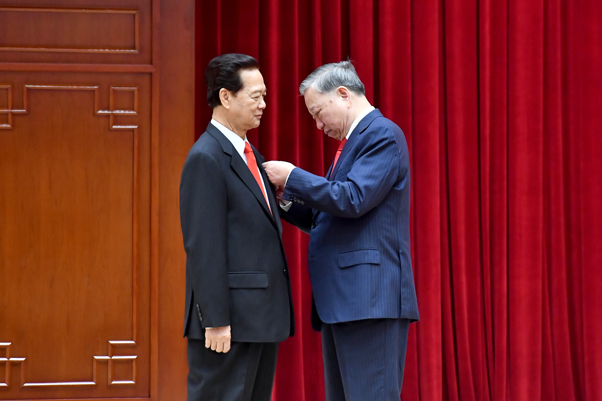 Tổng Bí thư Tô Lâm trao Huân chương Sao vàng, tặng đồng chí nguyên Thủ tướng Chính phủ Nguyễn Tấn Dũng.