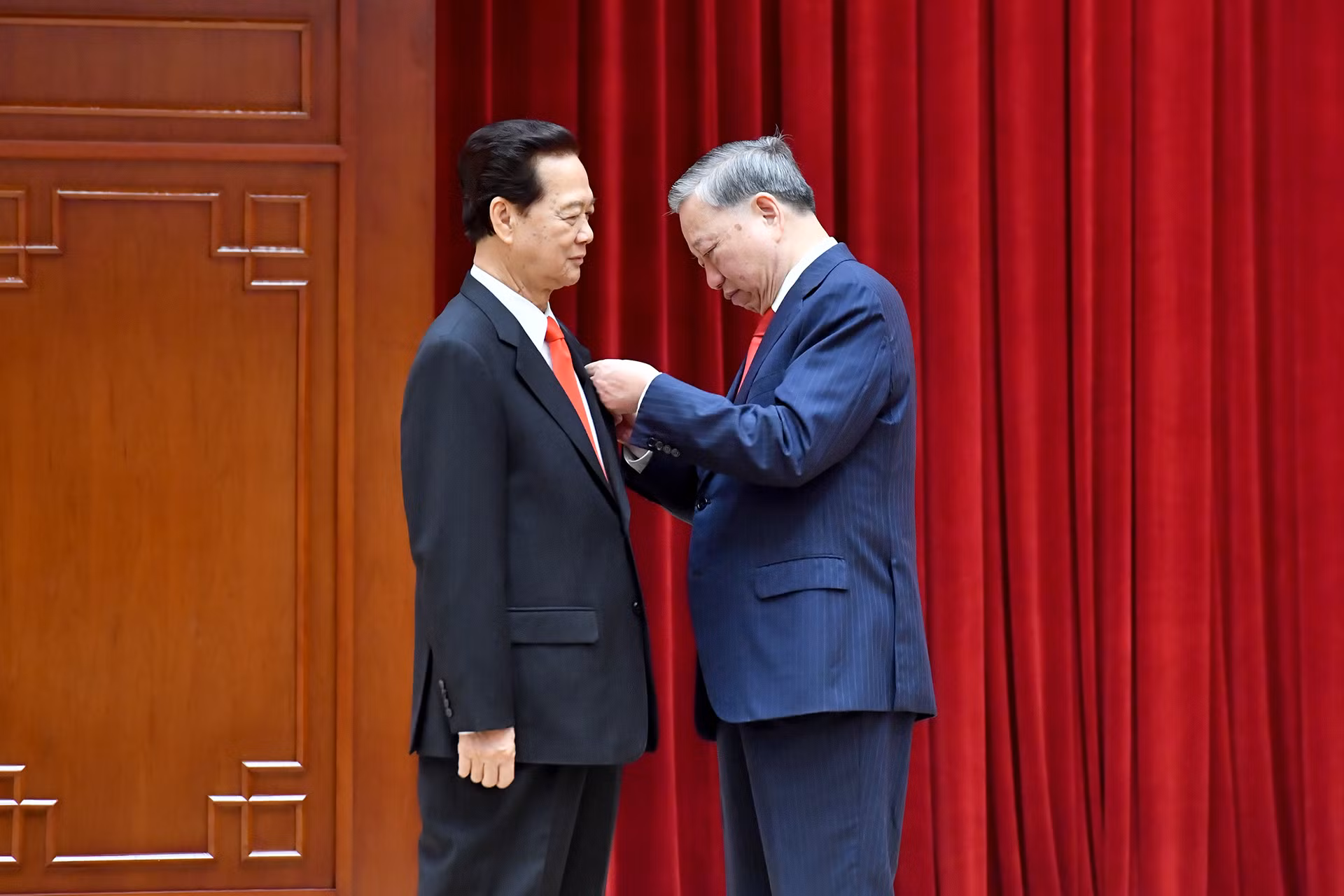 Tổng Bí thư Tô Lâm trao Huân chương Sao vàng, tặng đồng chí nguyên Thủ tướng Chính phủ Nguyễn Tấn Dũng.