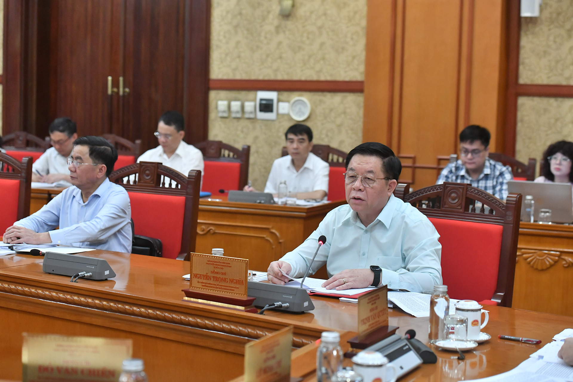 Các đồng chí lãnh đạo Đảng, Nhà nước tham dự cuộc họp.