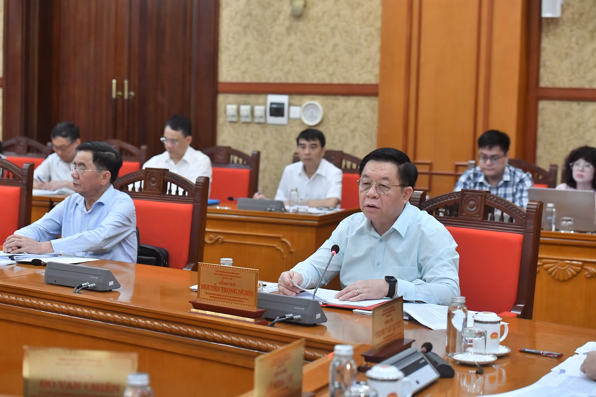 Các đồng chí lãnh đạo Đảng, Nhà nước tham dự cuộc họp.