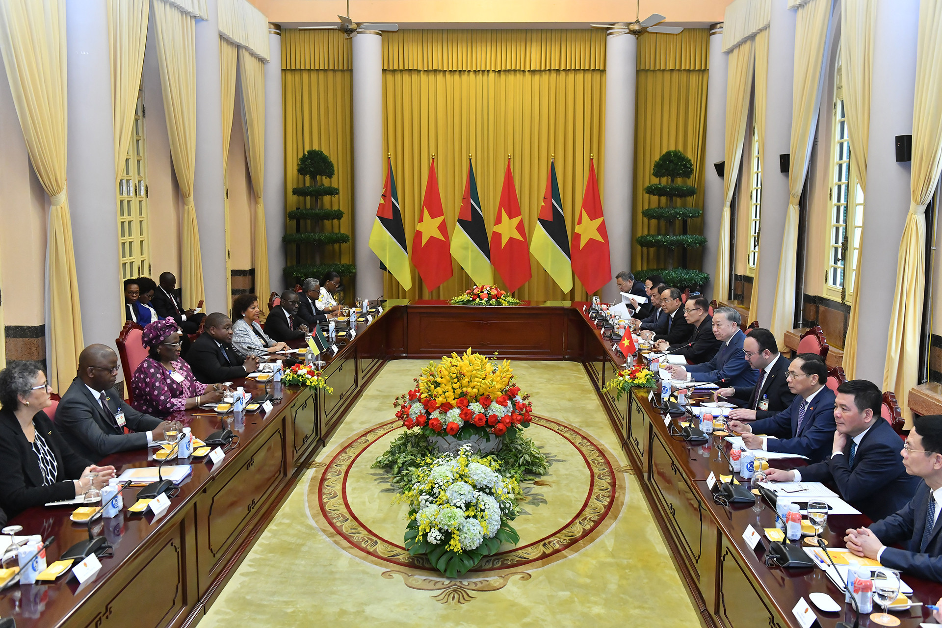 Quang cảnh hội đàm giữa Tổng Bí thư, Chủ tịch nước Tô Lâm và Tổng thống Cộng hòa Mozambique Filipe Jacinto Nyusi tại Phủ Chủ tịch. Quang cảnh hội đàm giữa Tổng Bí thư, Chủ tịch nước Tô Lâm và Tổng thống Cộng hòa Mozambique Filipe Jacinto Nyusi tại Phủ Chủ tịch.