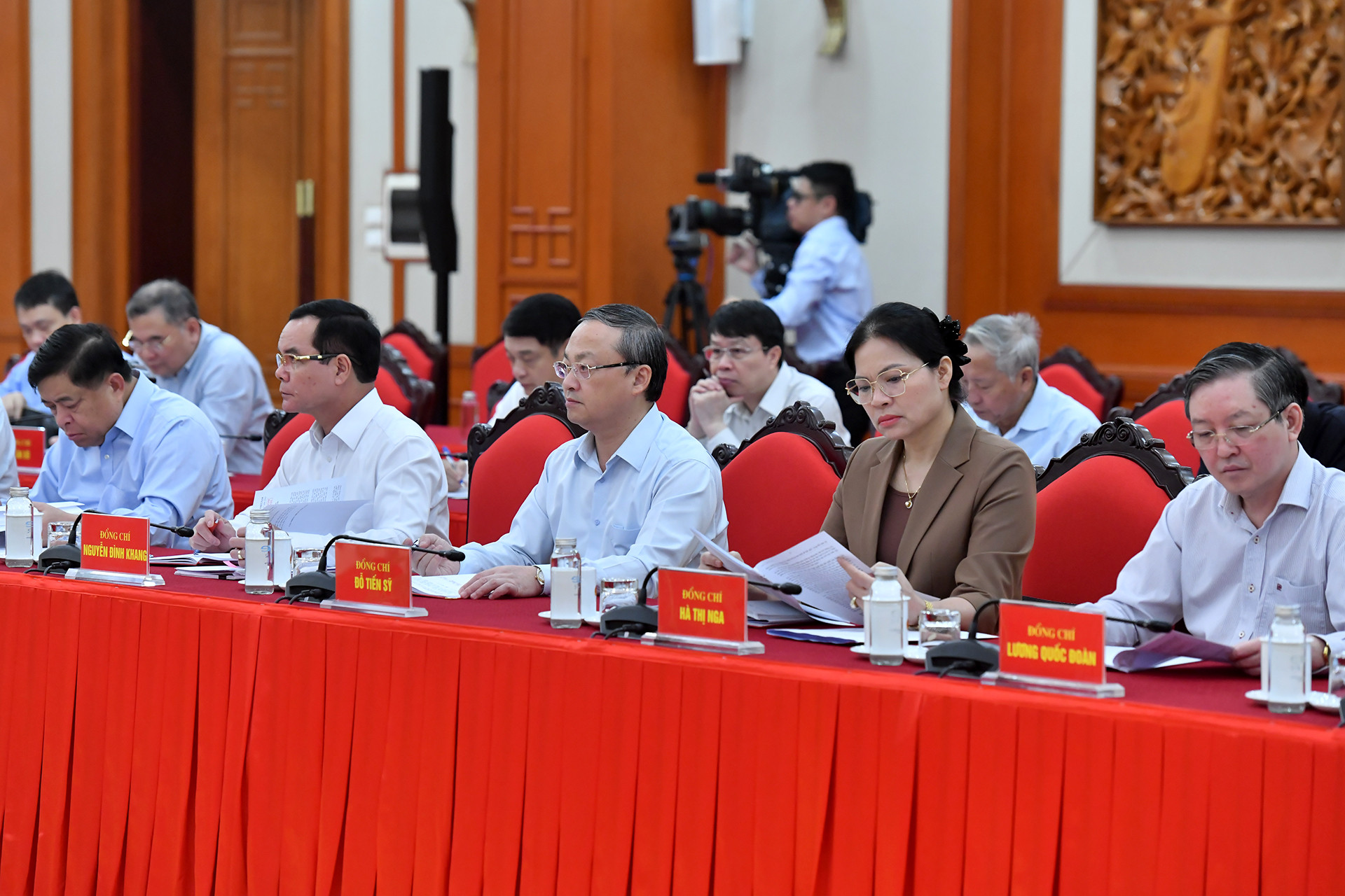 Các đại biểu tham dự phiên họp.